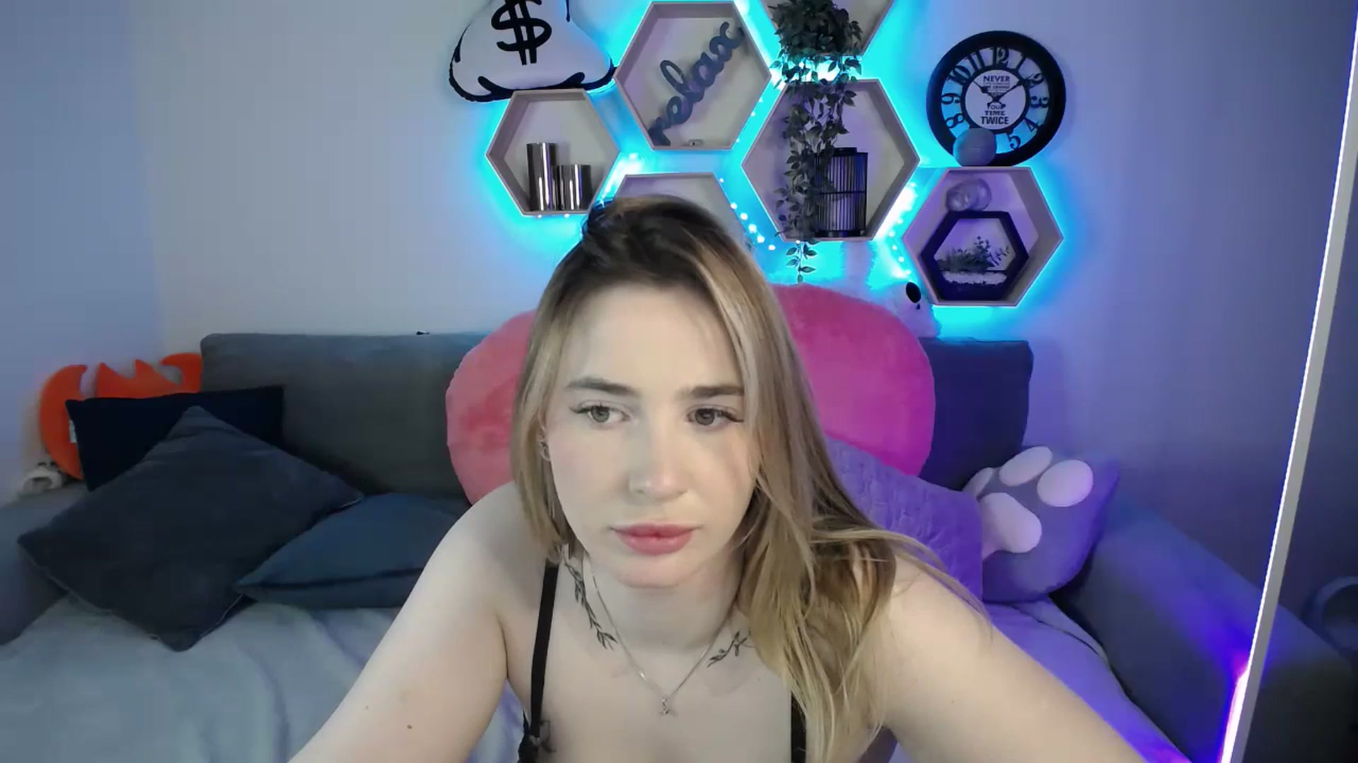 Gallery image thumbnail from SabrinaViolet's myfreecams stream on, 03/10/2025, 12:35 image 18 of 20
