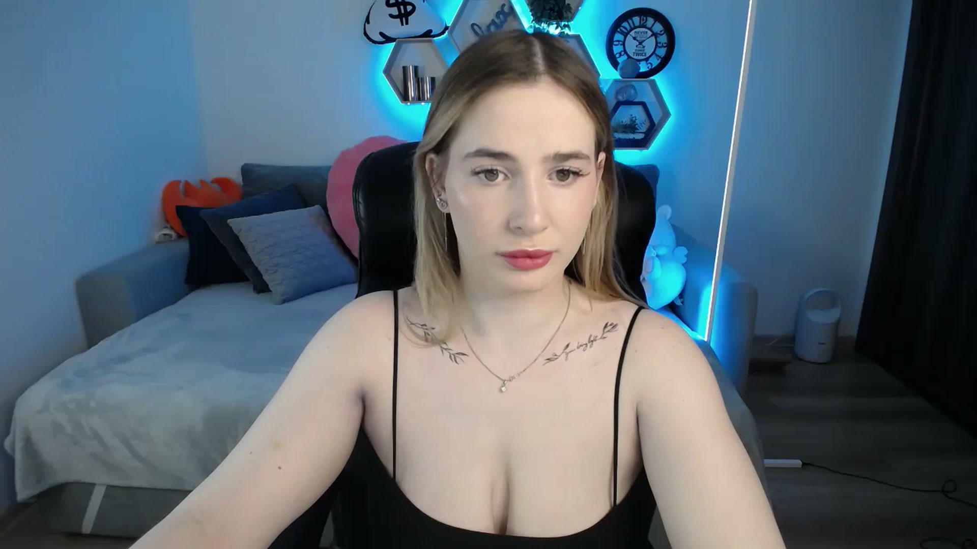 Gallery image thumbnail from SabrinaViolet's myfreecams stream on, 03/11/2025, 10:16 image 9 of 20