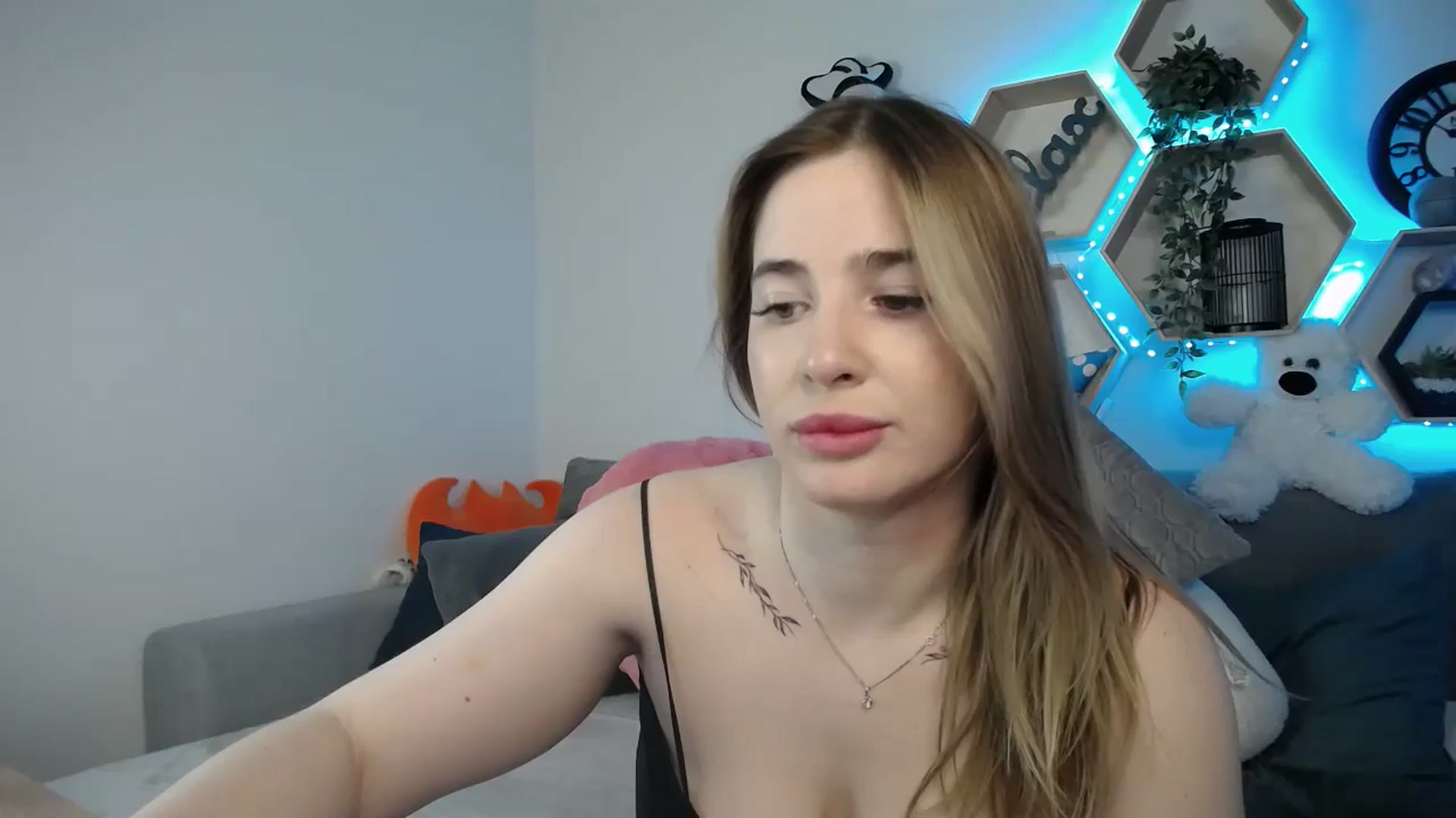 Gallery image thumbnail from SabrinaViolet's myfreecams stream on, 03/11/2025, 14:28 image 14 of 20
