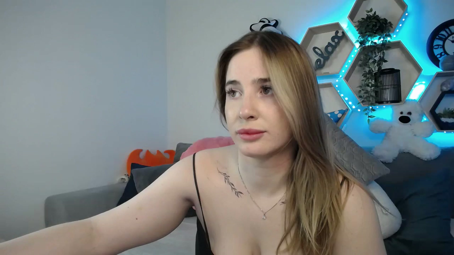 Gallery image thumbnail from SabrinaViolet's myfreecams stream on, 03/11/2025, 14:28 image 16 of 20