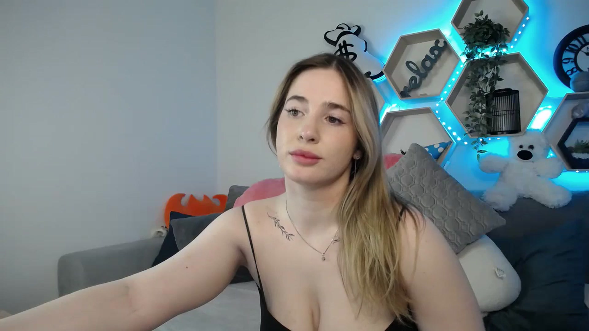 Gallery image thumbnail from SabrinaViolet's myfreecams stream on, 03/11/2025, 14:28 image 17 of 20