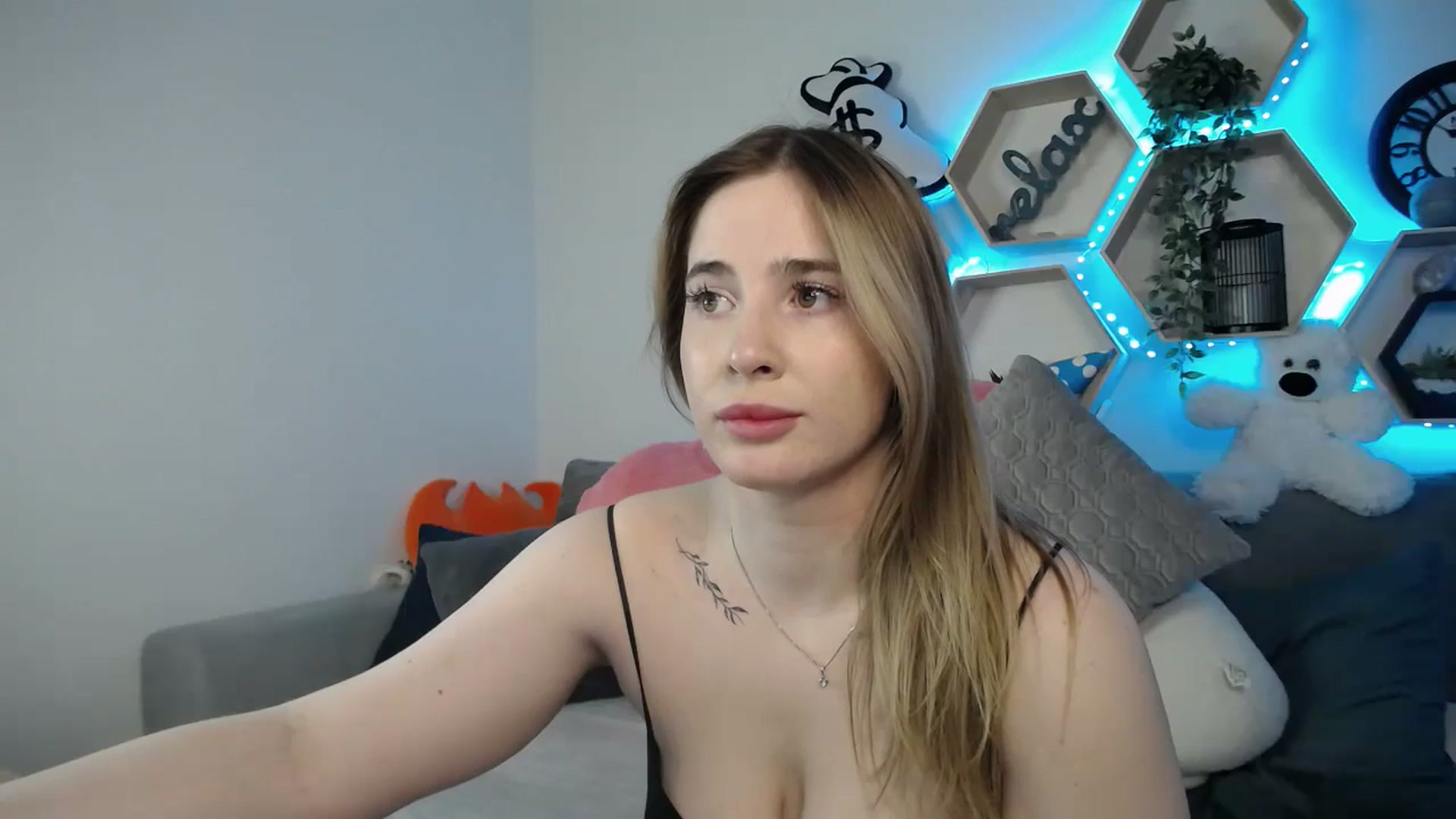 Gallery image thumbnail from SabrinaViolet's myfreecams stream on, 03/11/2025, 14:28 image 18 of 20