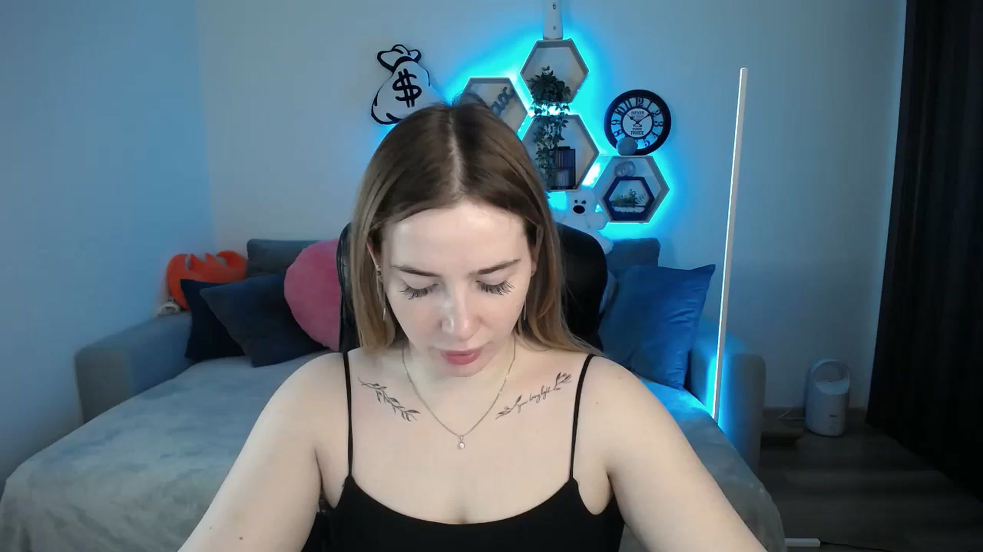 Gallery image thumbnail from SabrinaViolet's myfreecams stream on, 03/12/2025, 11:59 image 1 of 20