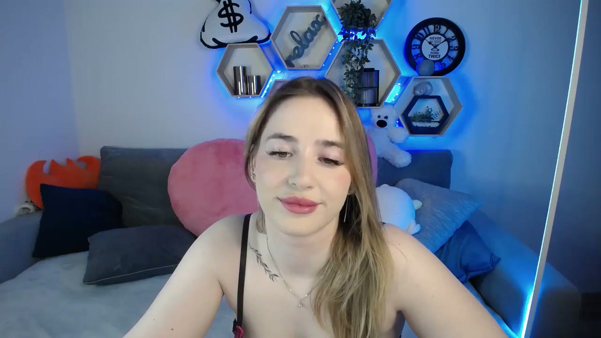 Gallery image thumbnail from SabrinaViolet's myfreecams stream on, 03/16/2025, 10:55 image 9 of 20