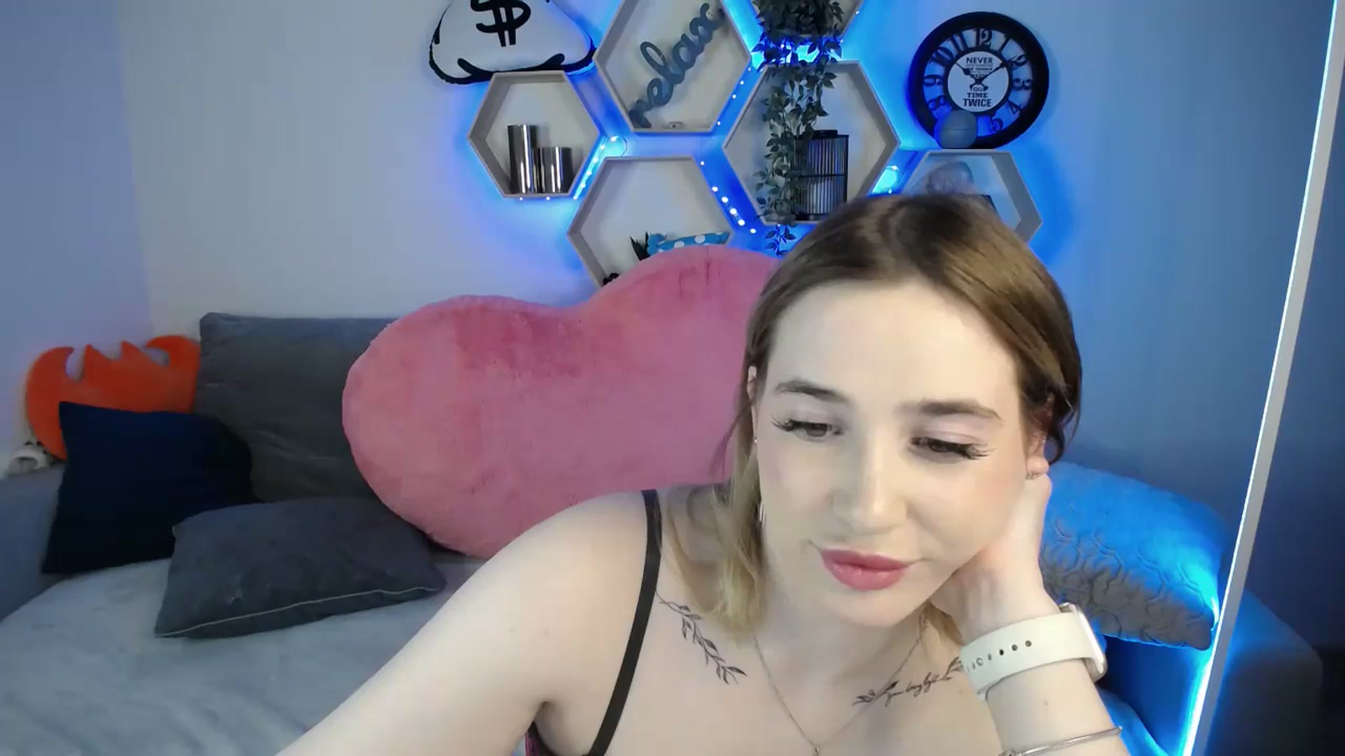 Gallery image thumbnail from SabrinaViolet's myfreecams stream on, 03/16/2025, 12:04 image 16 of 20