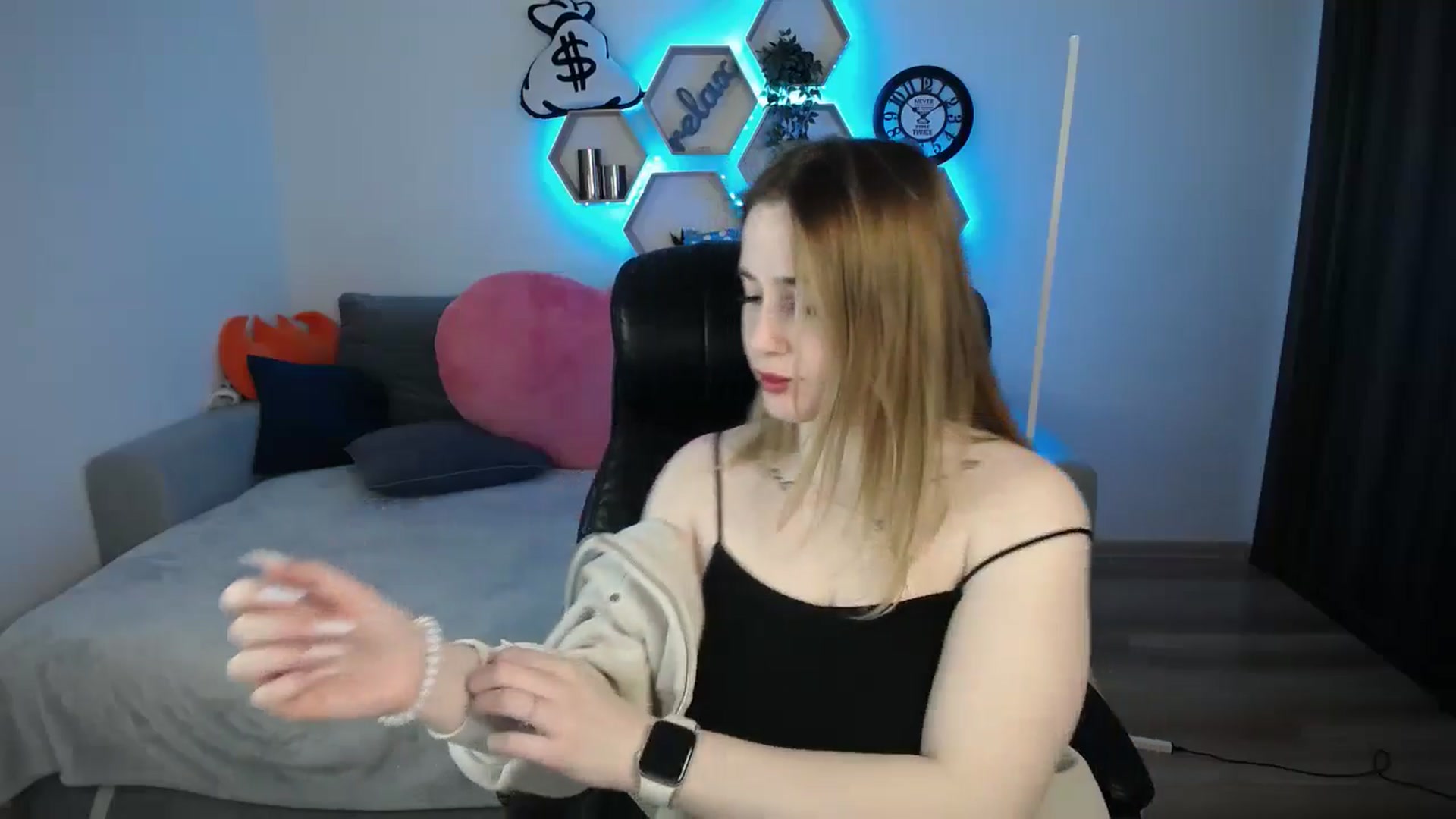 Gallery image thumbnail from SabrinaViolet's myfreecams stream on, 03/18/2025, 09:38 image 6 of 20