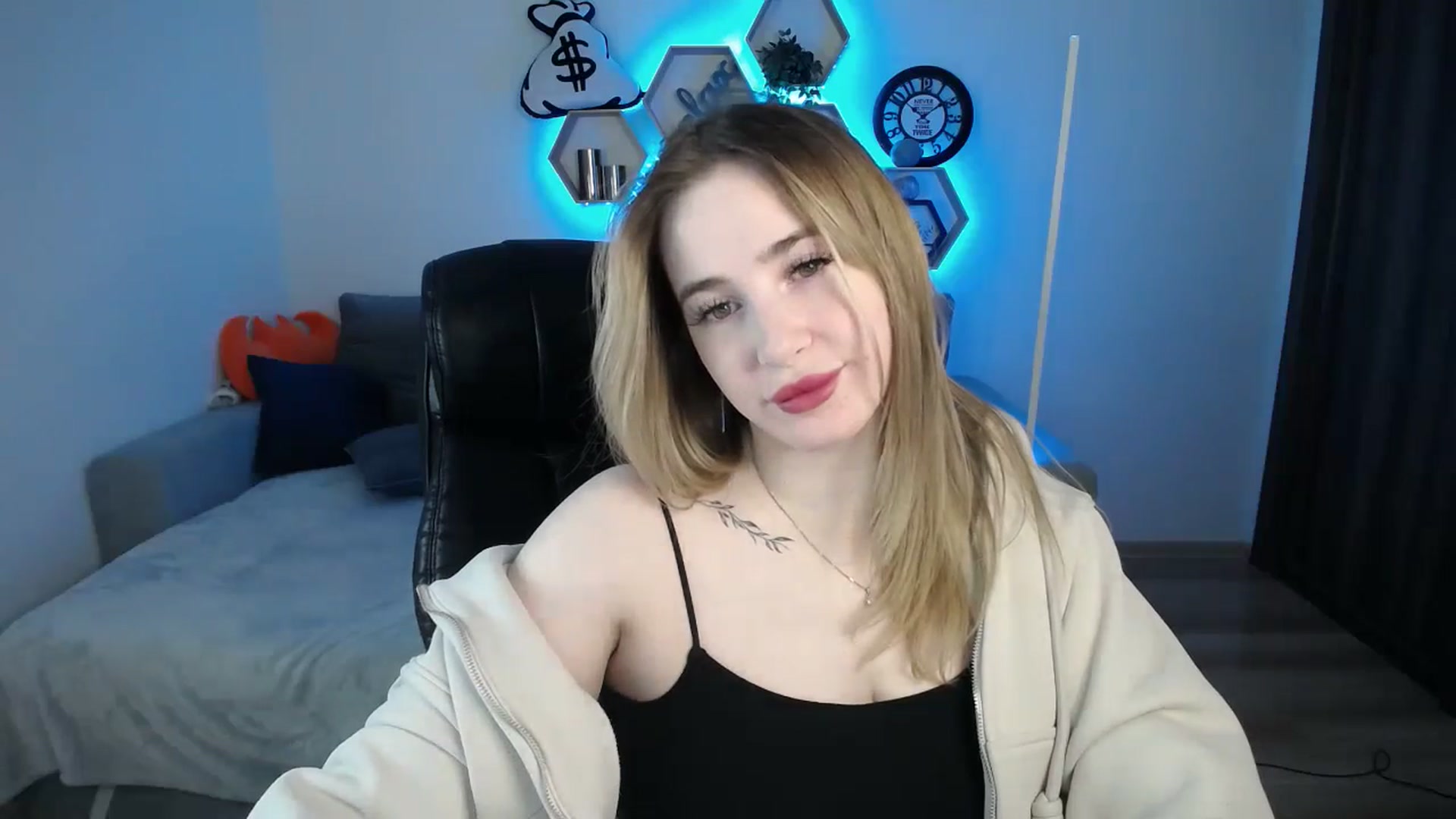 Gallery image thumbnail from SabrinaViolet's myfreecams stream on, 03/18/2025, 09:38 image 4 of 20