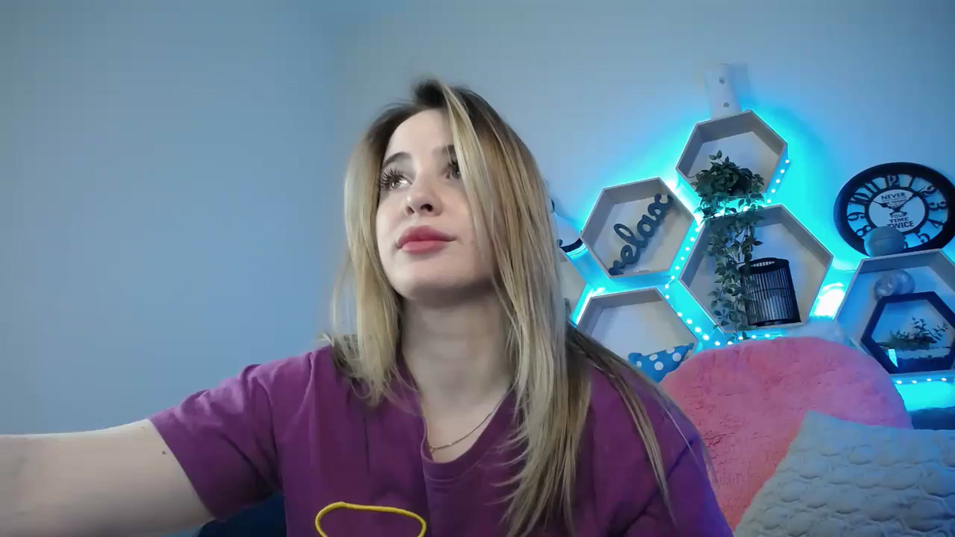 Gallery image thumbnail from SabrinaViolet's myfreecams stream on, 03/18/2025, 14:27 image 1 of 20