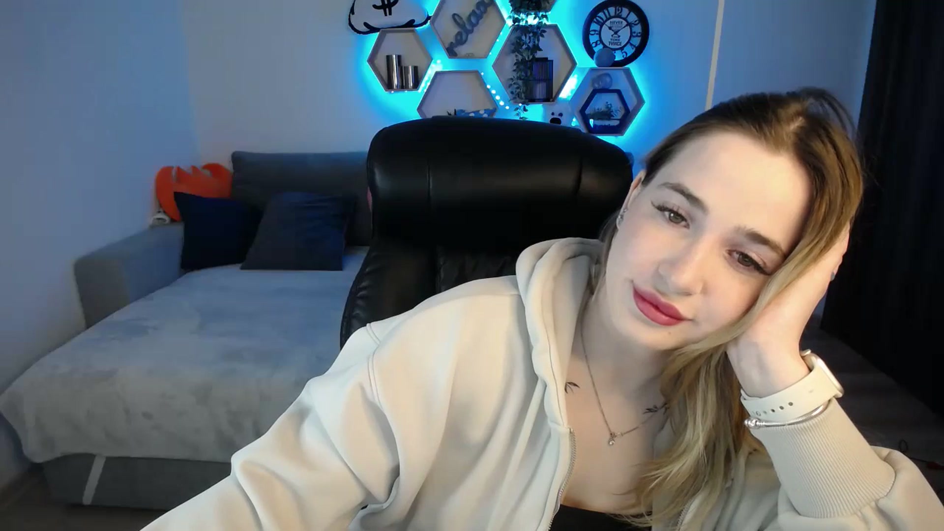 Gallery image thumbnail from SabrinaViolet's myfreecams stream on, 03/19/2025, 10:04 image 9 of 20