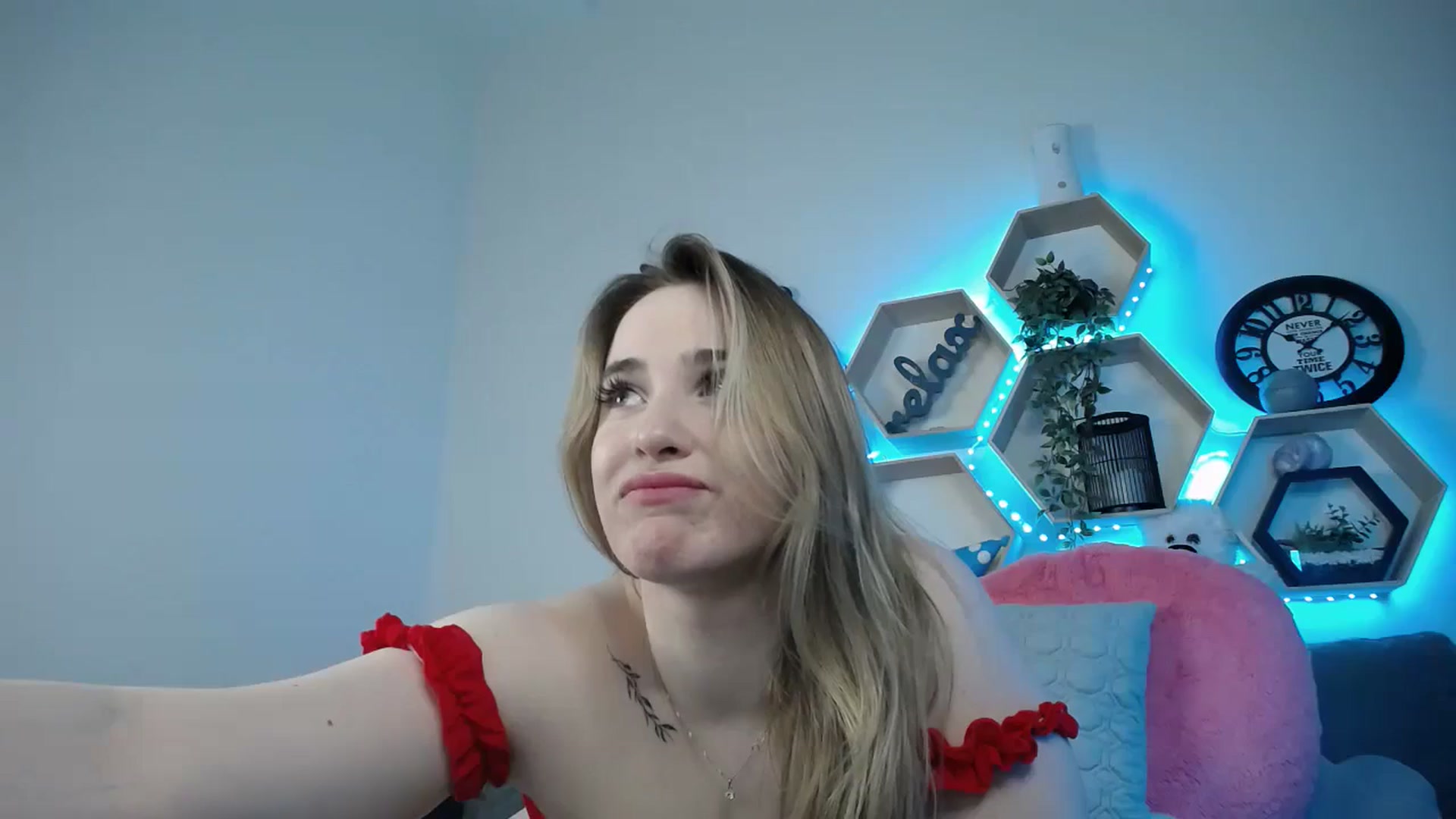 Gallery image thumbnail from SabrinaViolet's myfreecams stream on, 03/19/2025, 14:31 image 6 of 20