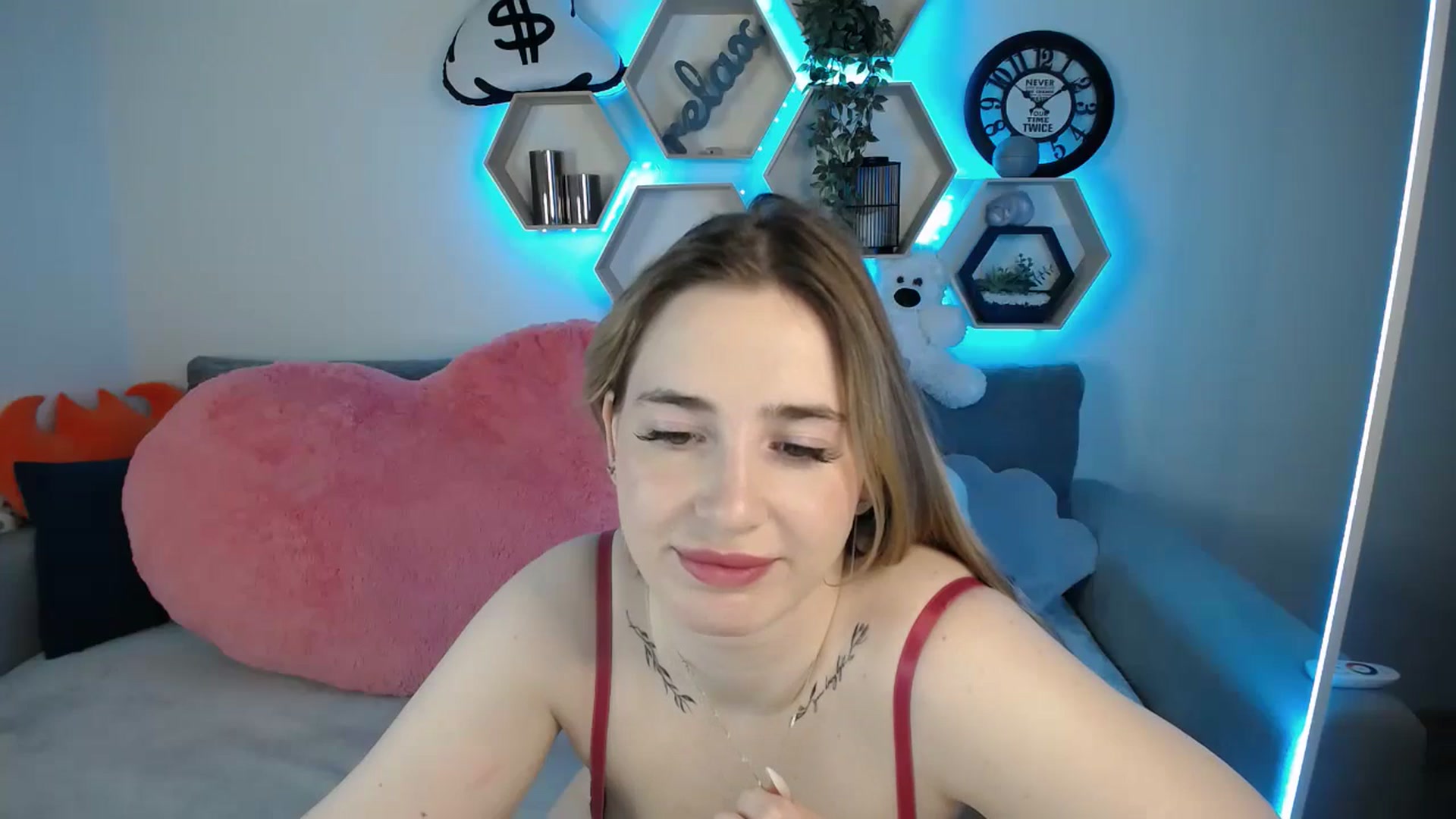 Gallery image thumbnail from SabrinaViolet's myfreecams stream on, 03/21/2025, 10:35 image 17 of 20