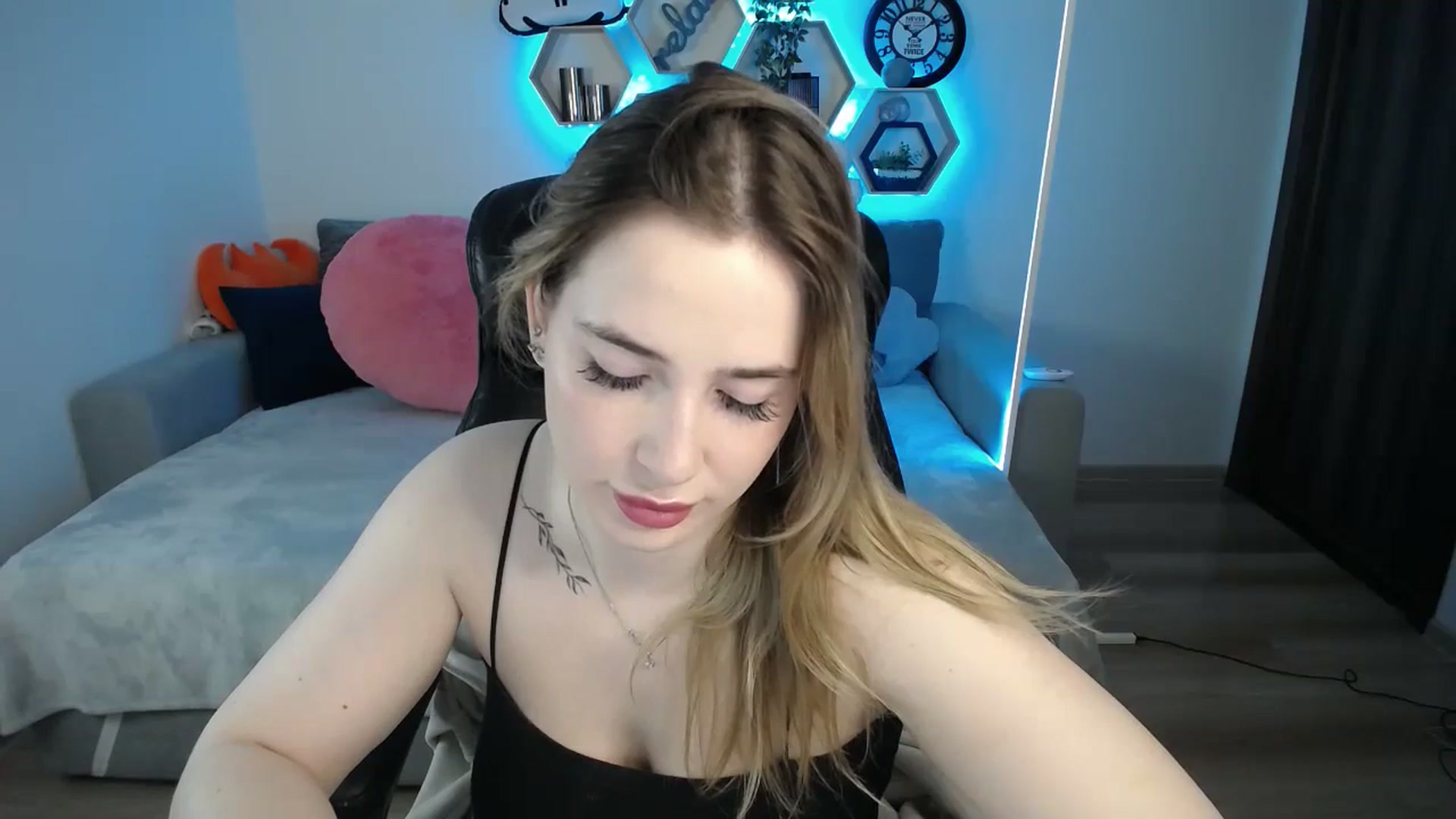 Gallery image thumbnail from SabrinaViolet's myfreecams stream on, 03/21/2025, 10:35 image 5 of 20