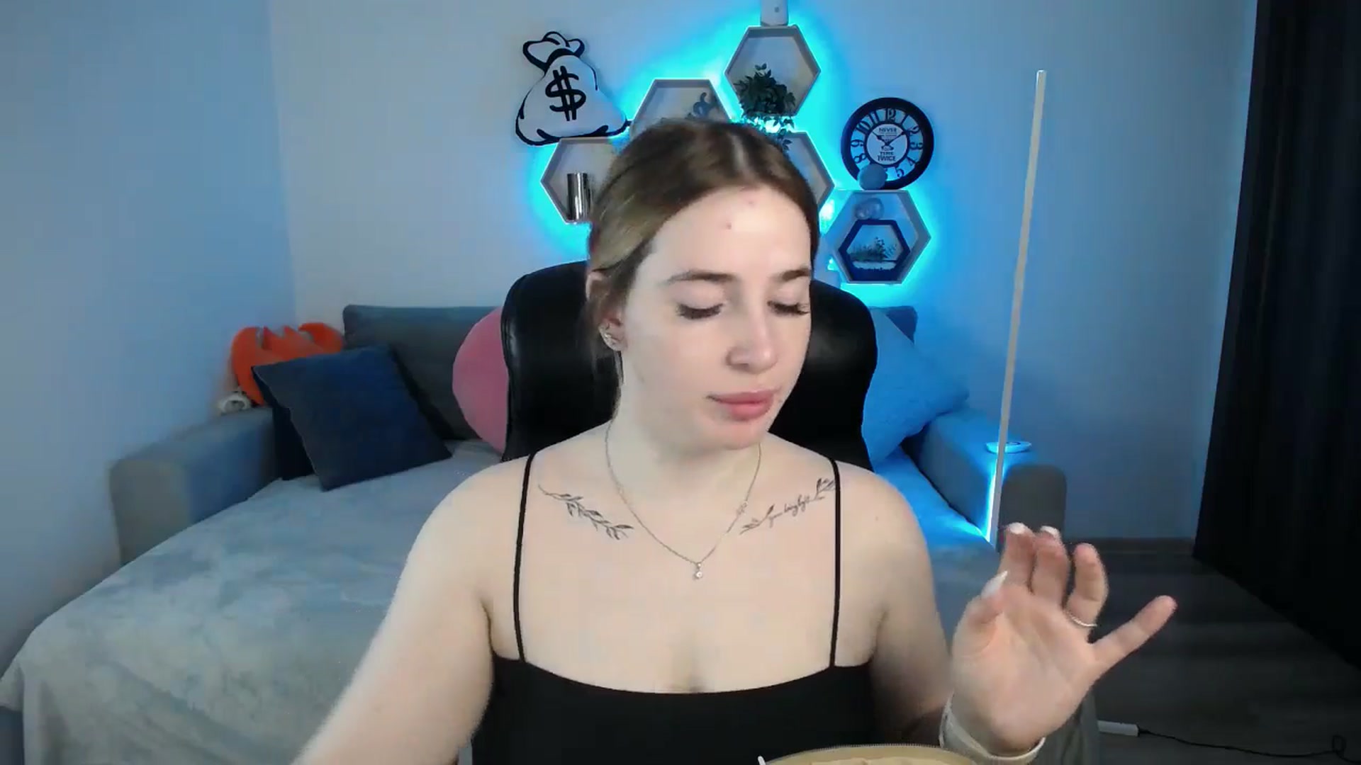 Gallery image thumbnail from SabrinaViolet's myfreecams stream on, 03/22/2025, 09:29 image 2 of 20