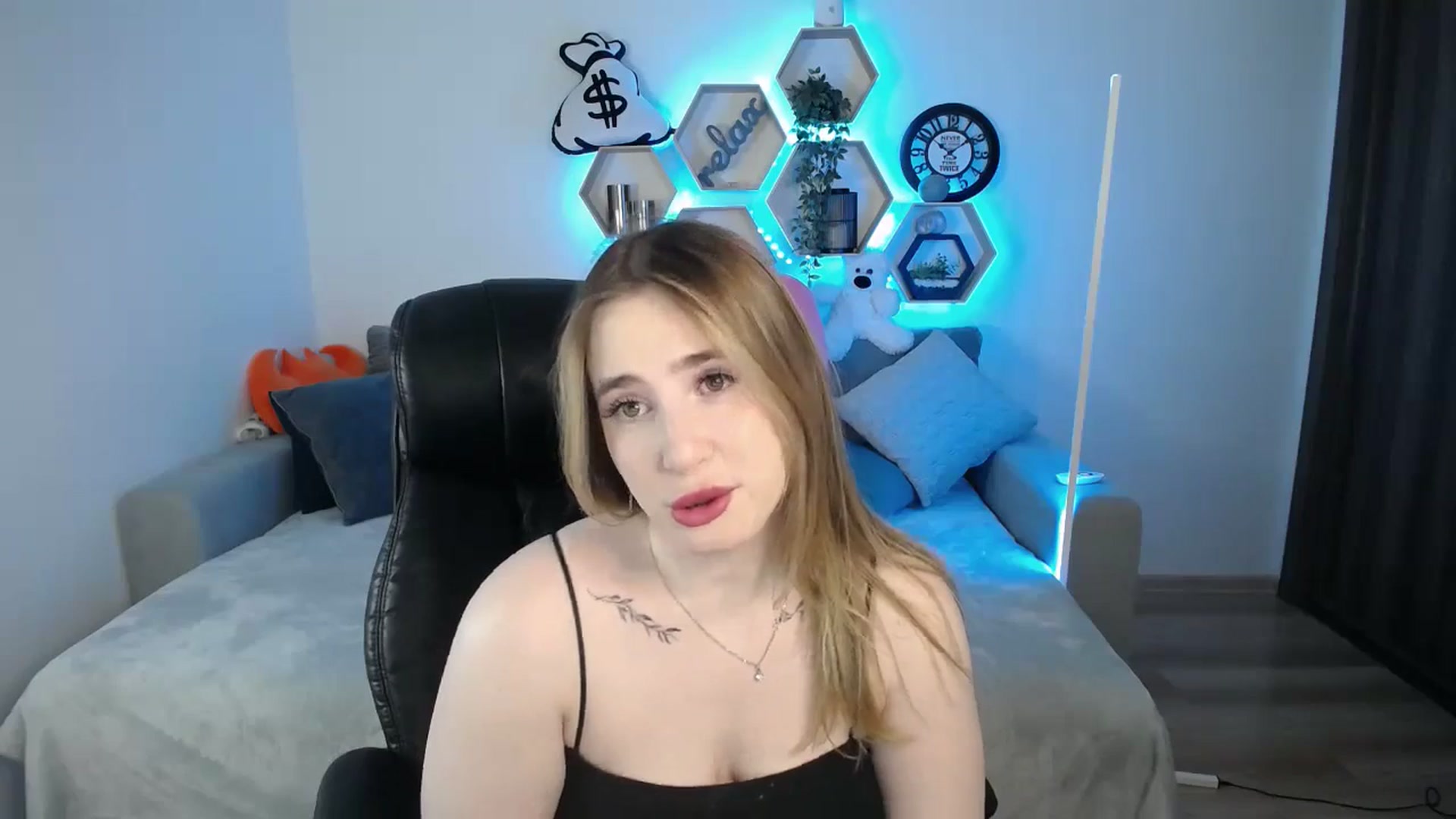 Gallery image thumbnail from SabrinaViolet's myfreecams stream on, 03/22/2025, 09:29 image 19 of 20