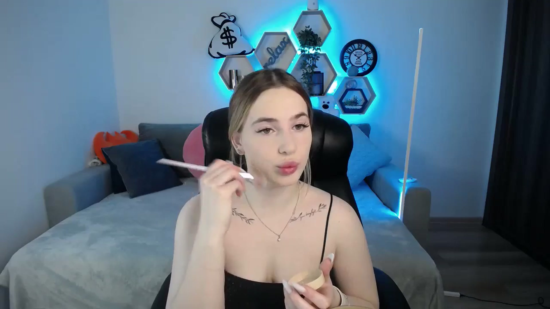 Gallery image thumbnail from SabrinaViolet's myfreecams stream on, 03/22/2025, 09:29 image 7 of 20