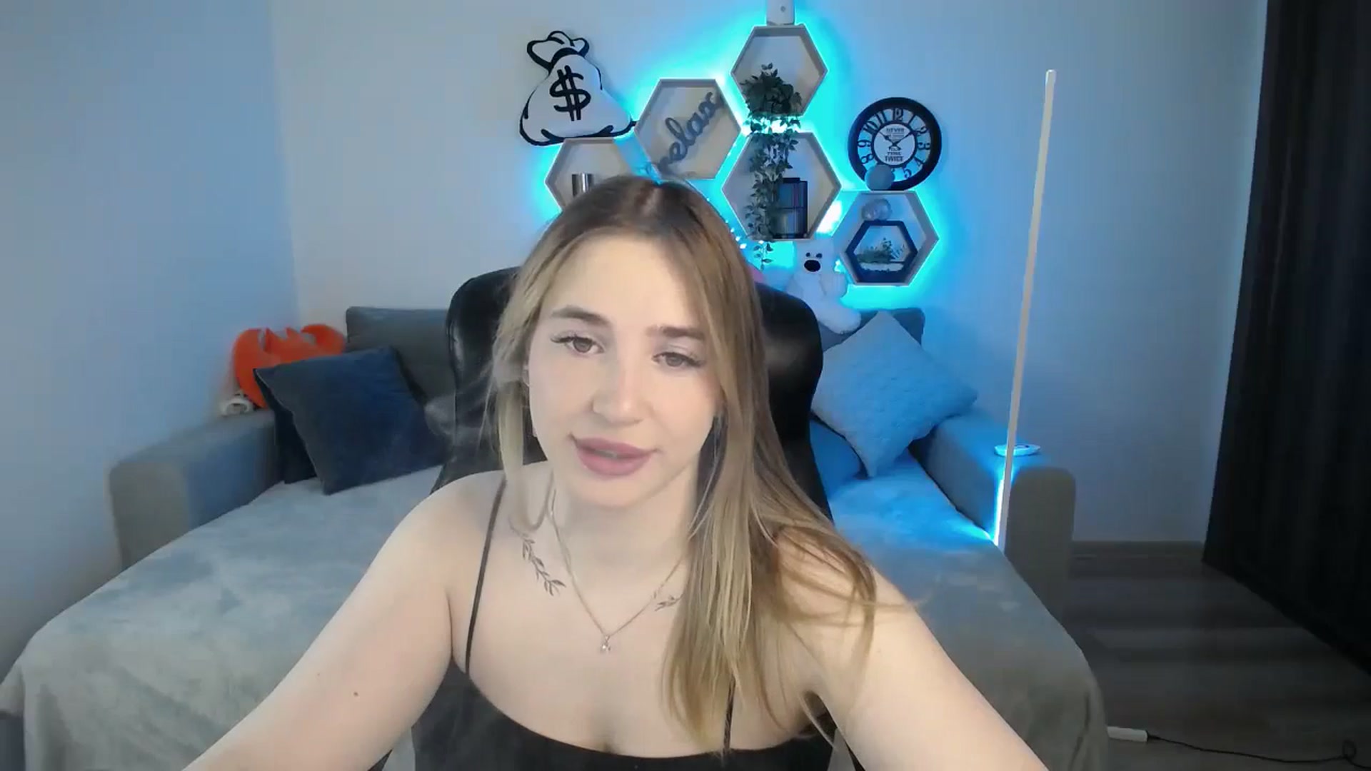 Gallery image thumbnail from SabrinaViolet's myfreecams stream on, 03/22/2025, 09:29 image 16 of 20
