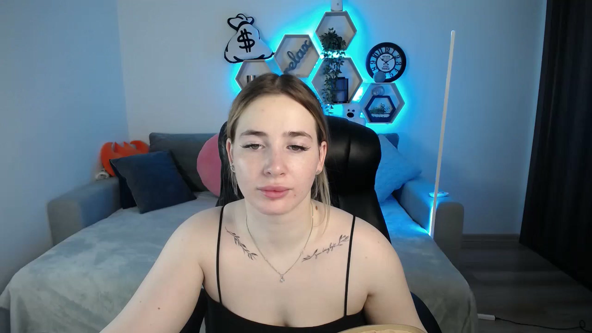 Gallery image thumbnail from SabrinaViolet's myfreecams stream on, 03/22/2025, 09:29 image 3 of 20