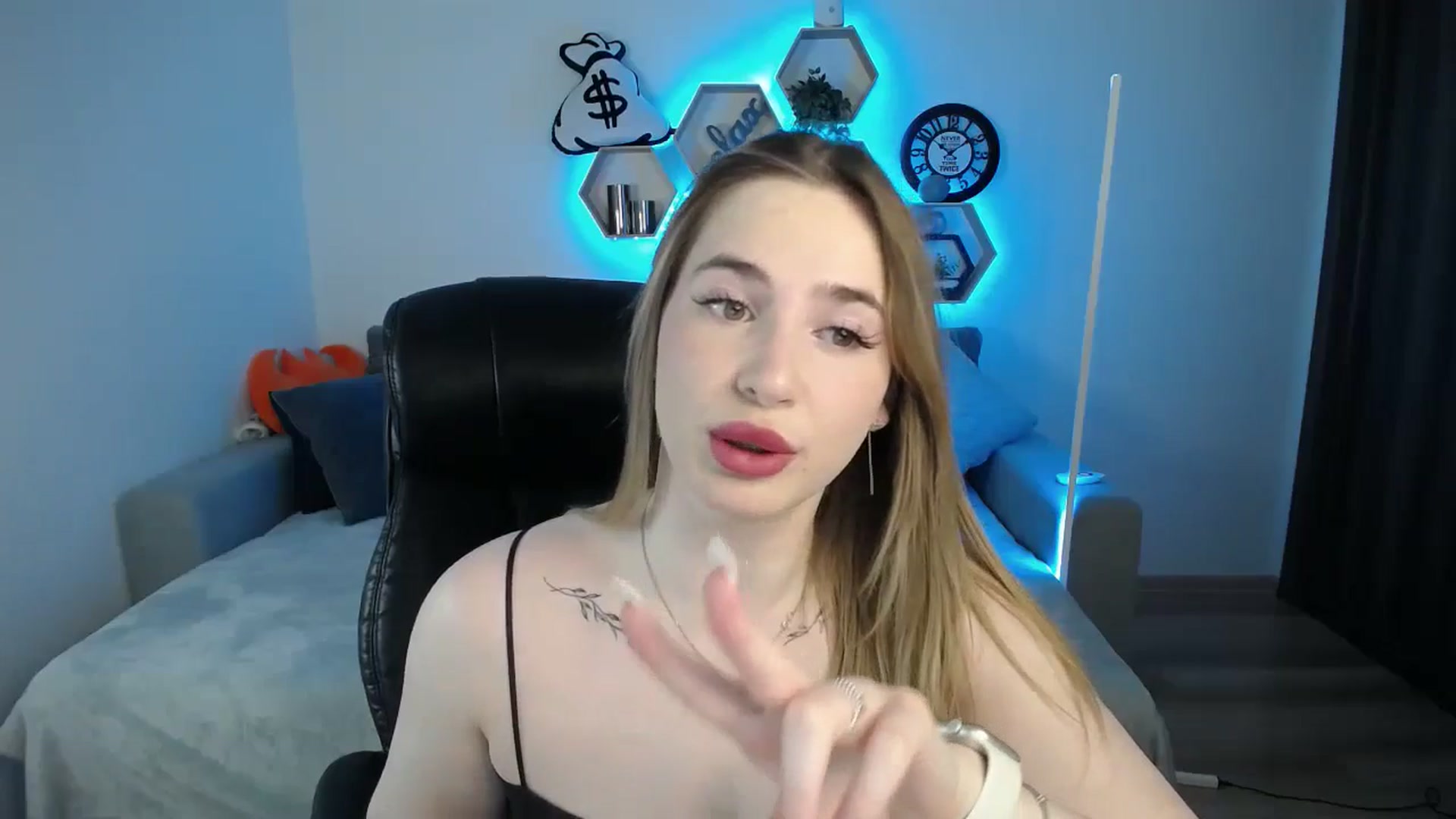 Gallery image thumbnail from SabrinaViolet's myfreecams stream on, 03/22/2025, 09:29 image 15 of 20