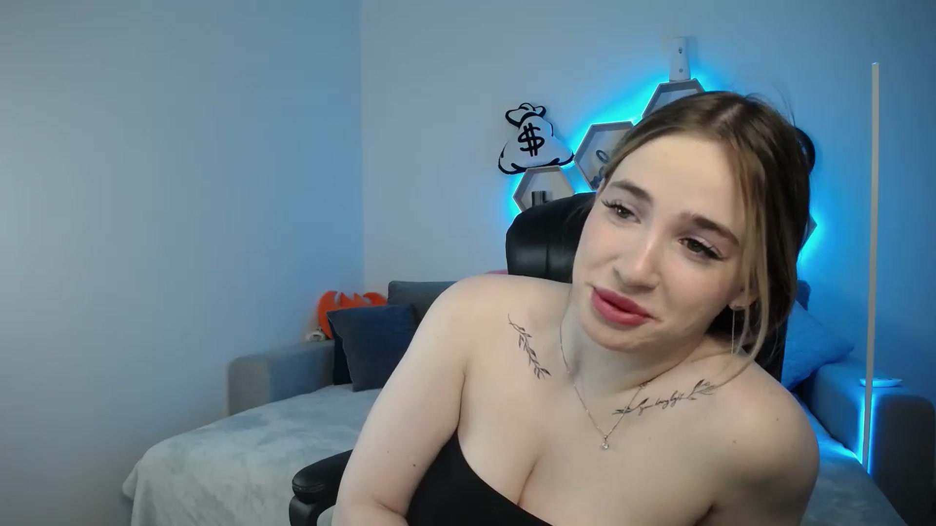 Gallery image thumbnail from SabrinaViolet's myfreecams stream on, 03/22/2025, 11:11 image 2 of 20