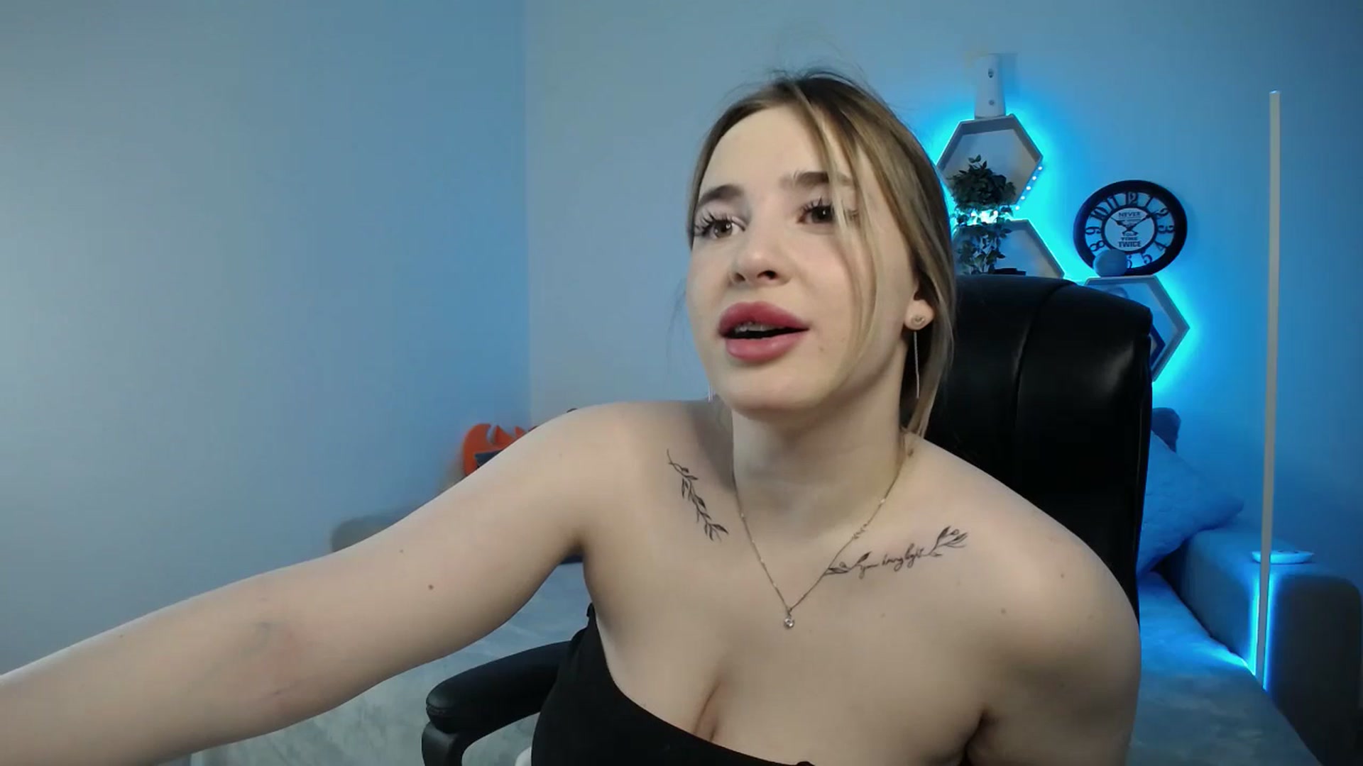 Gallery image thumbnail from SabrinaViolet's myfreecams stream on, 03/22/2025, 11:11 image 3 of 20