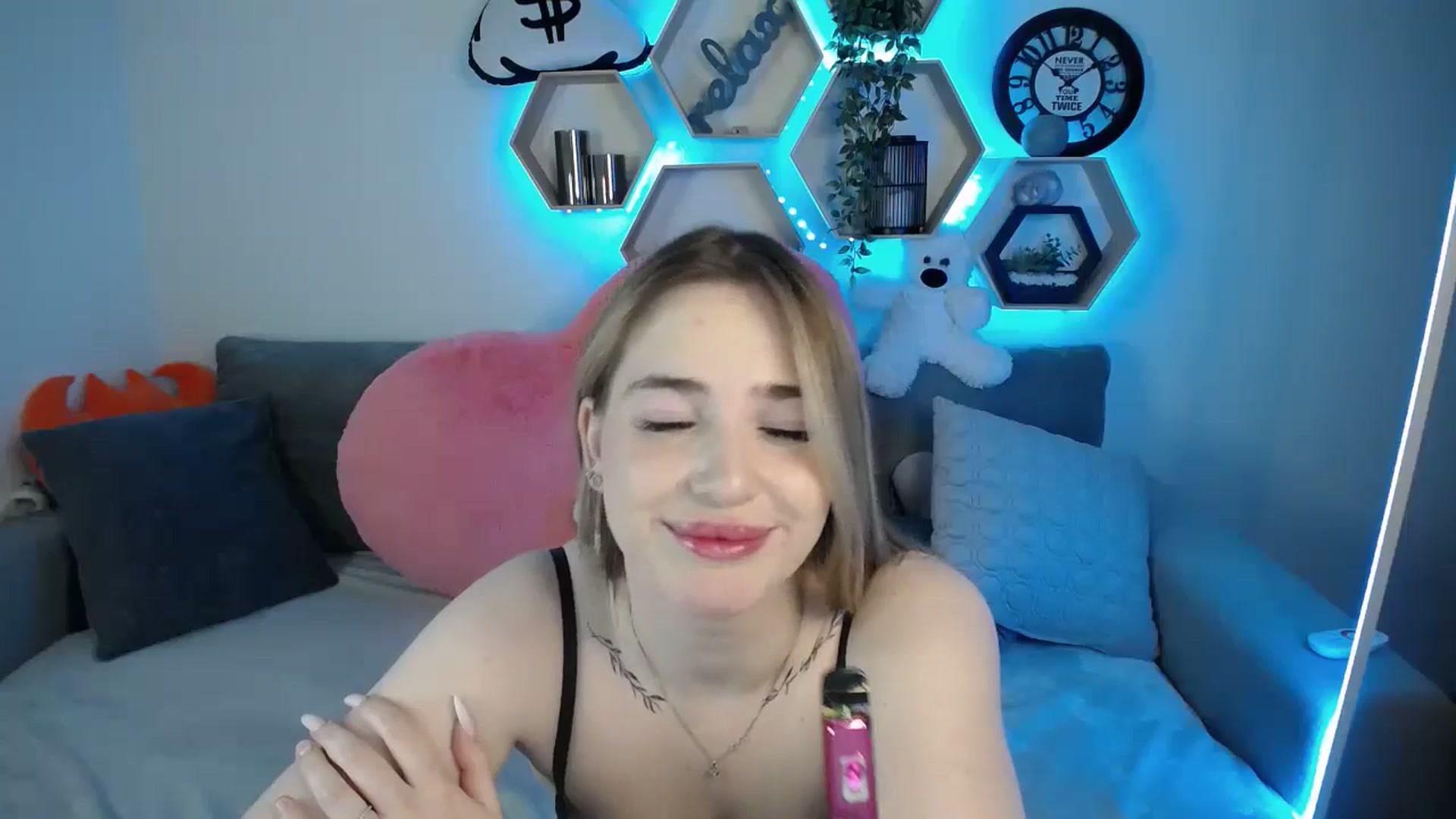 Gallery image thumbnail from SabrinaViolet's myfreecams stream on, 03/22/2025, 13:50 image 10 of 20