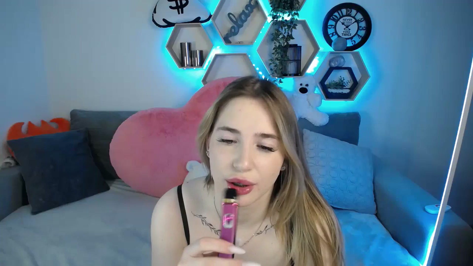 Gallery image thumbnail from SabrinaViolet's myfreecams stream on, 03/22/2025, 13:50 image 9 of 20