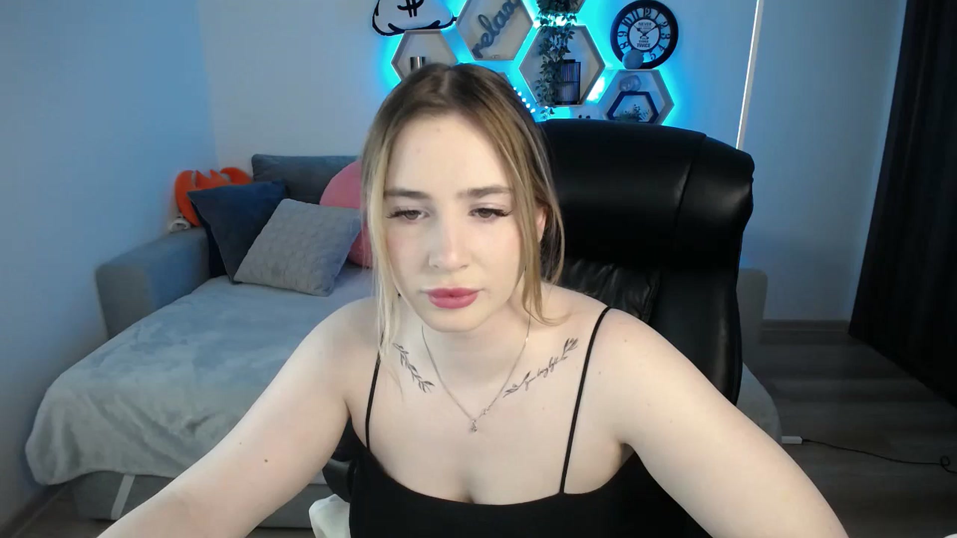 Gallery image thumbnail from SabrinaViolet's myfreecams stream on, 03/23/2025, 10:02 image 17 of 20