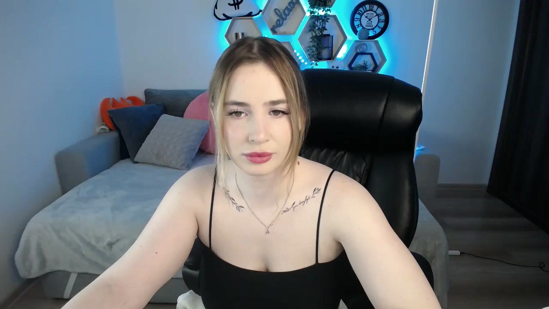 Gallery image thumbnail from SabrinaViolet's myfreecams stream on, 03/23/2025, 10:02 image 15 of 20