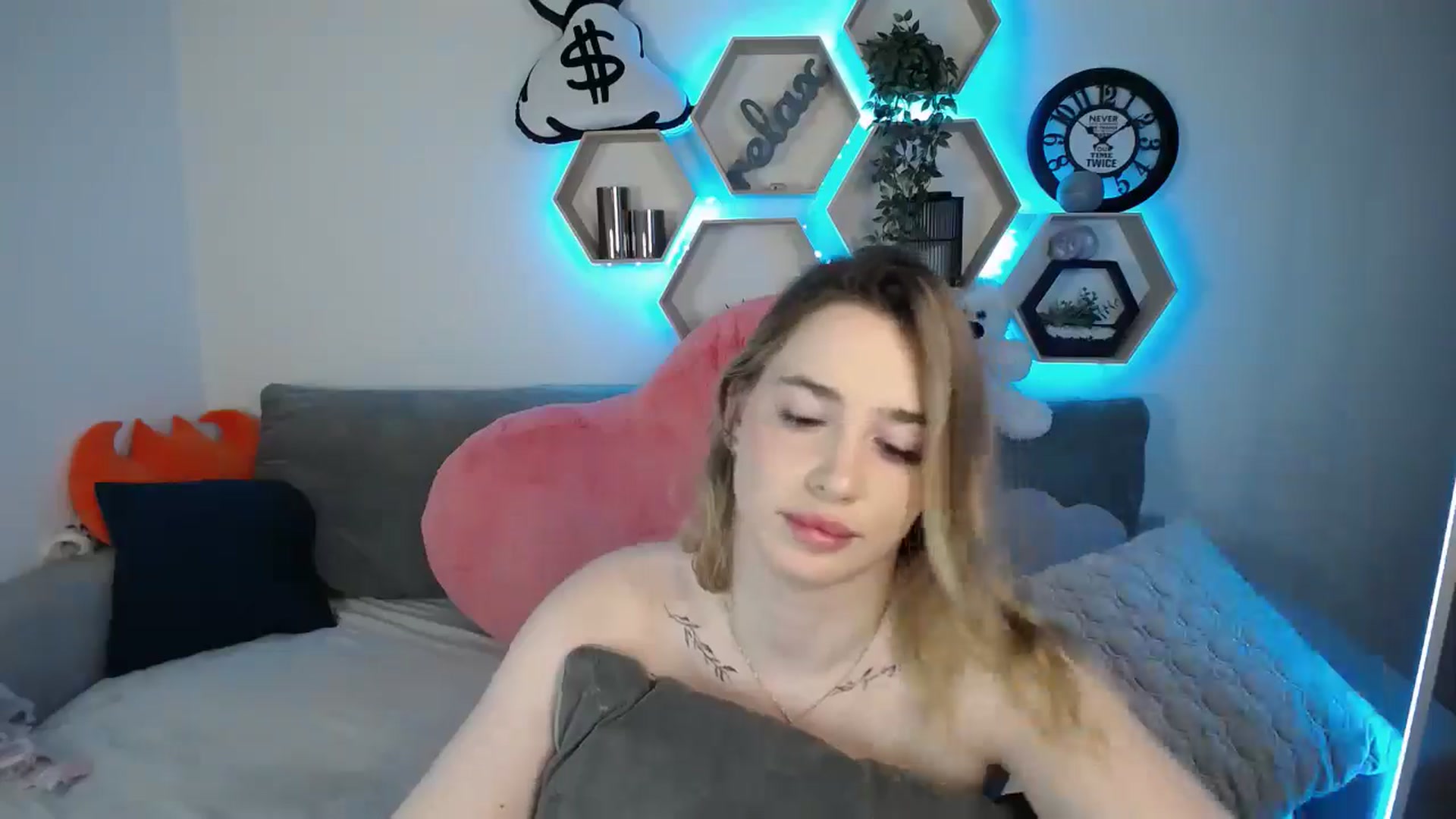 Gallery image thumbnail from SabrinaViolet's myfreecams stream on, 03/23/2025, 13:25 image 2 of 20
