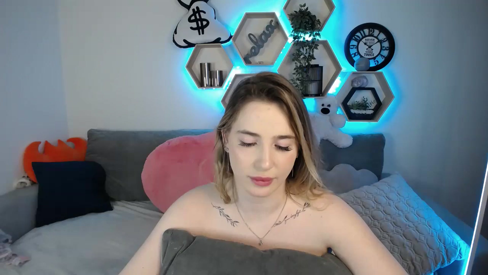 Gallery image thumbnail from SabrinaViolet's myfreecams stream on, 03/23/2025, 13:25 image 6 of 20