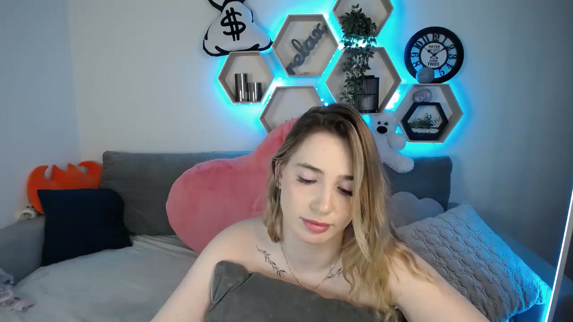 Gallery image thumbnail from SabrinaViolet's myfreecams stream on, 03/23/2025, 13:25 image 4 of 20