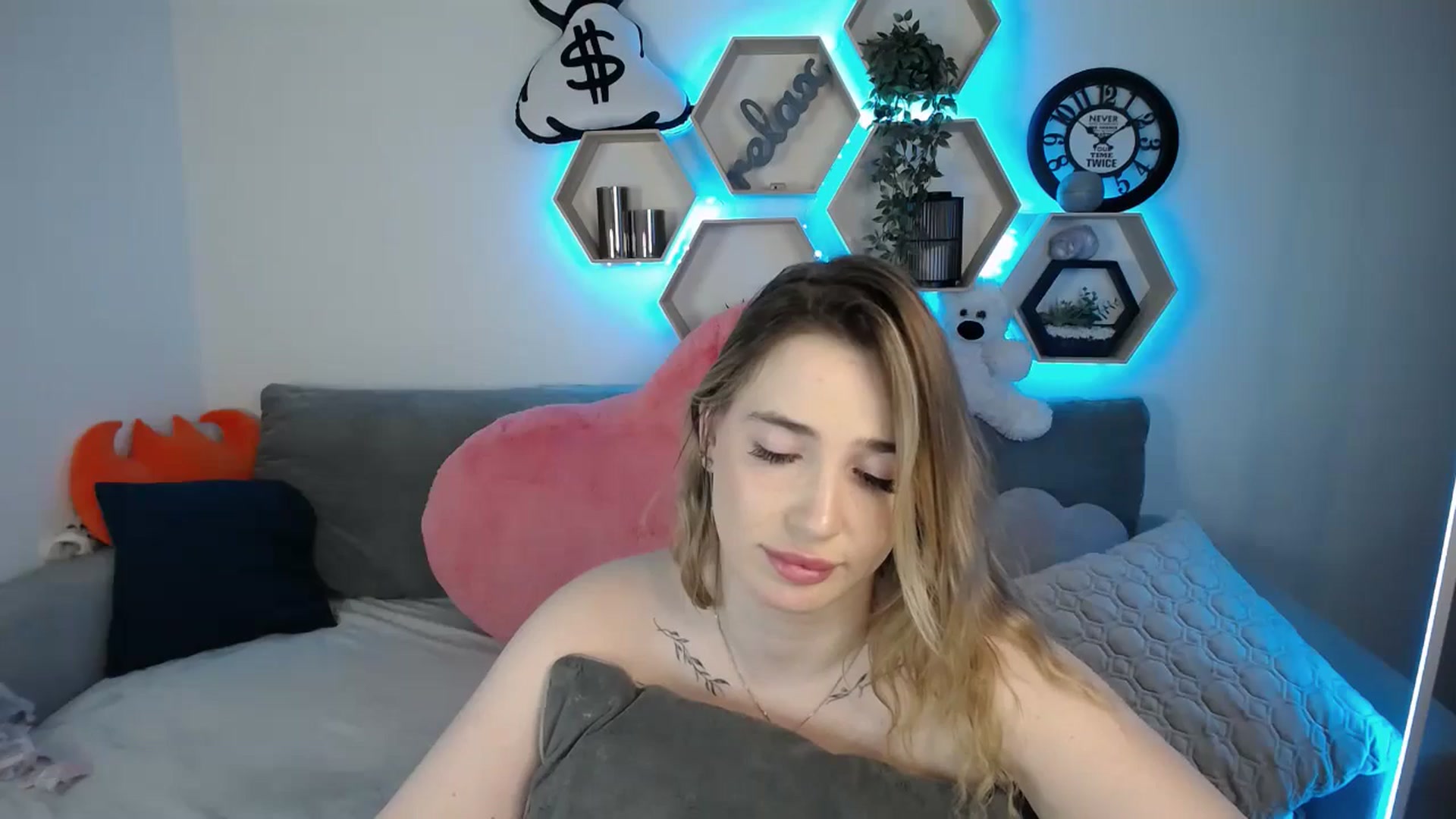 Gallery image thumbnail from SabrinaViolet's myfreecams stream on, 03/23/2025, 13:25 image 3 of 20
