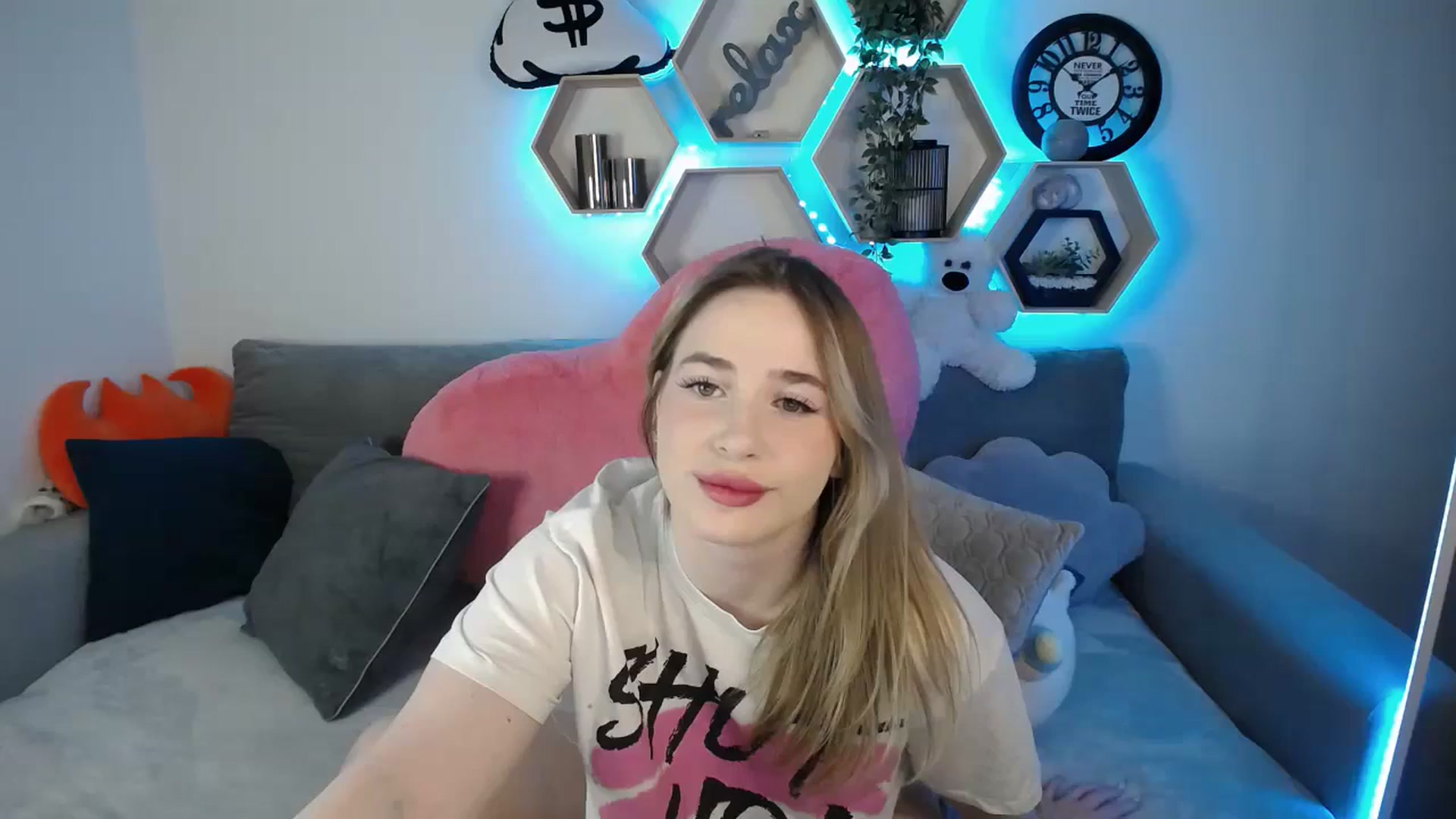 Gallery image thumbnail from SabrinaViolet's myfreecams stream on, 03/24/2025, 12:04 image 9 of 20