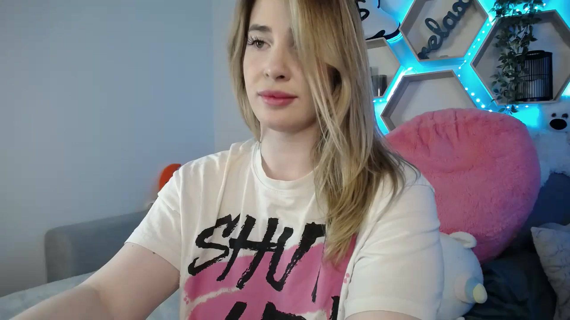 Gallery image thumbnail from SabrinaViolet's myfreecams stream on, 03/24/2025, 12:51 image 14 of 20