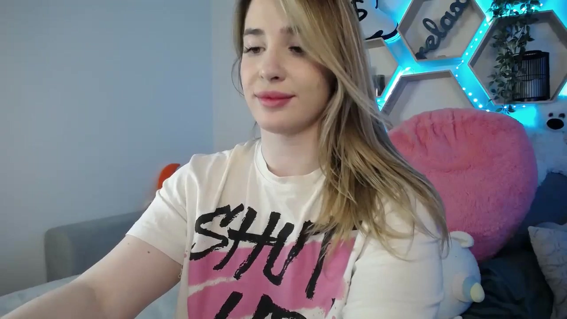 Gallery image thumbnail from SabrinaViolet's myfreecams stream on, 03/24/2025, 12:51 image 15 of 20