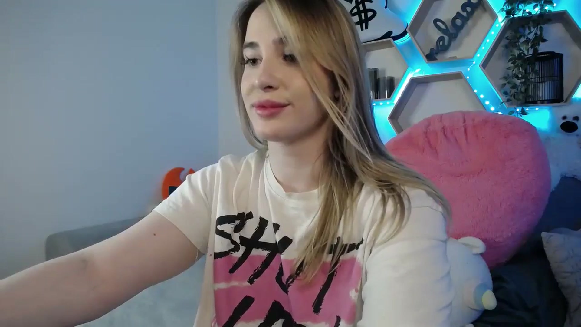Gallery image thumbnail from SabrinaViolet's myfreecams stream on, 03/24/2025, 12:51 image 19 of 20