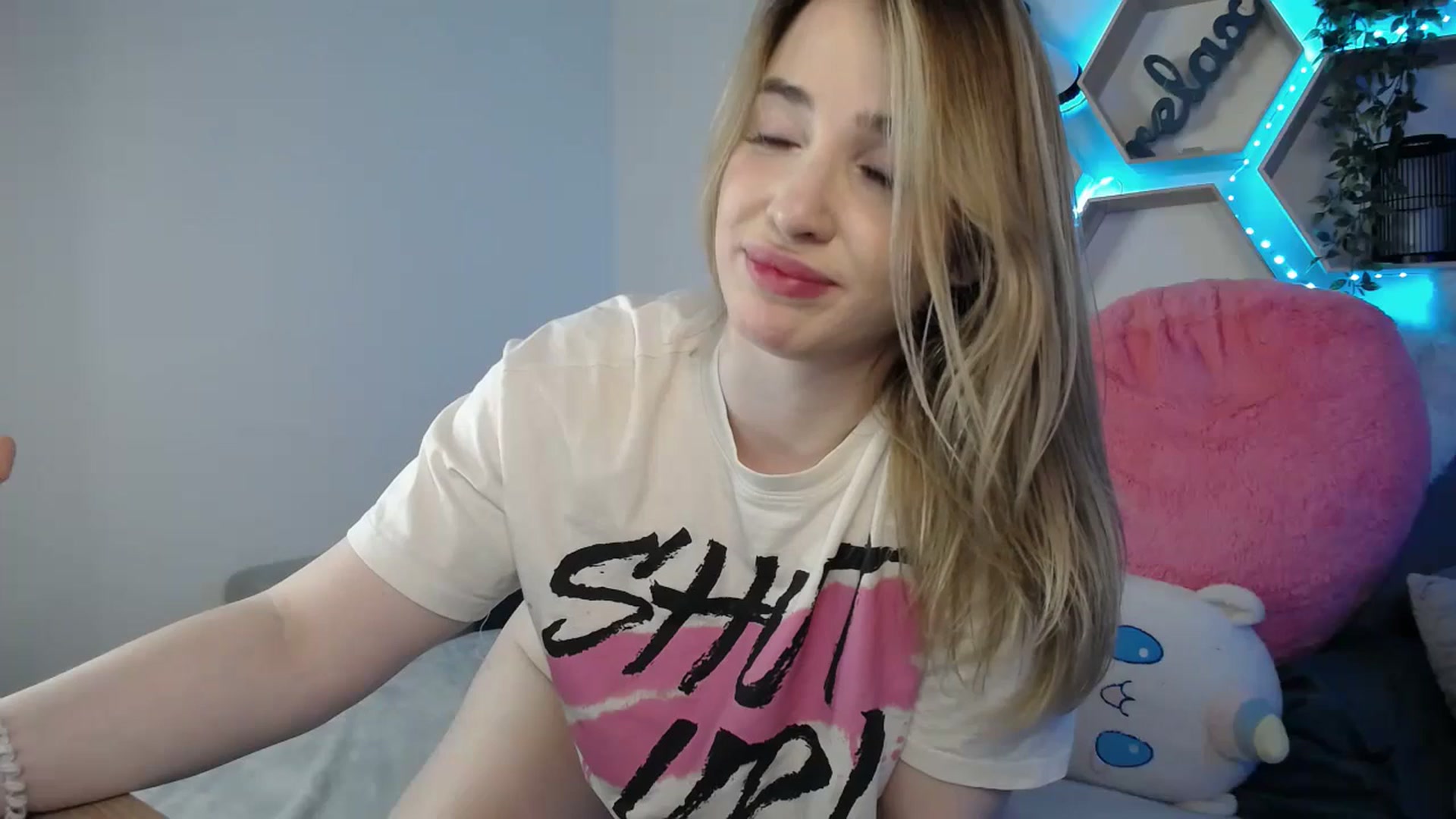 Gallery image thumbnail from SabrinaViolet's myfreecams stream on, 03/24/2025, 13:12 image 16 of 20