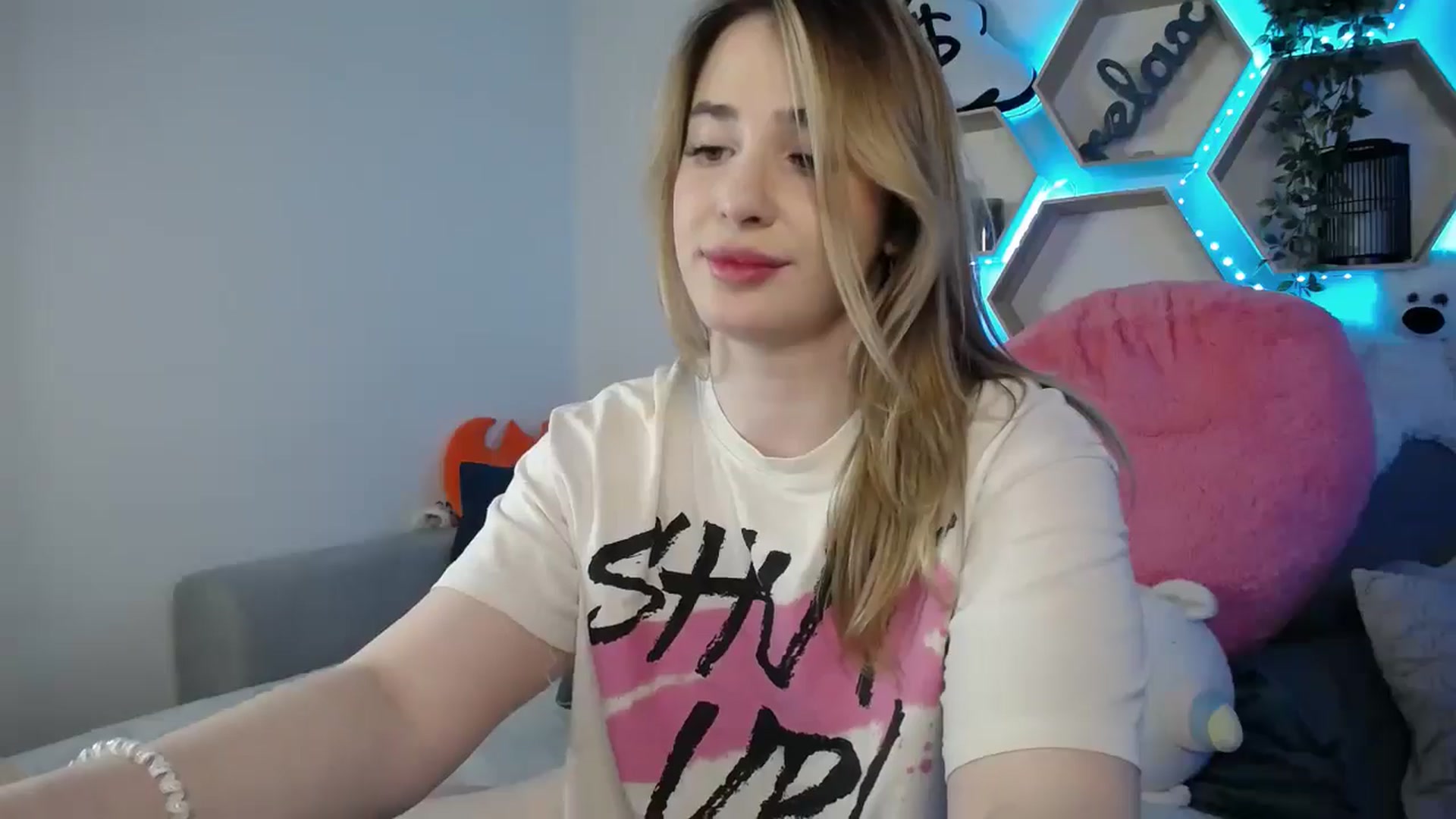 Gallery image thumbnail from SabrinaViolet's myfreecams stream on, 03/24/2025, 13:12 image 6 of 20