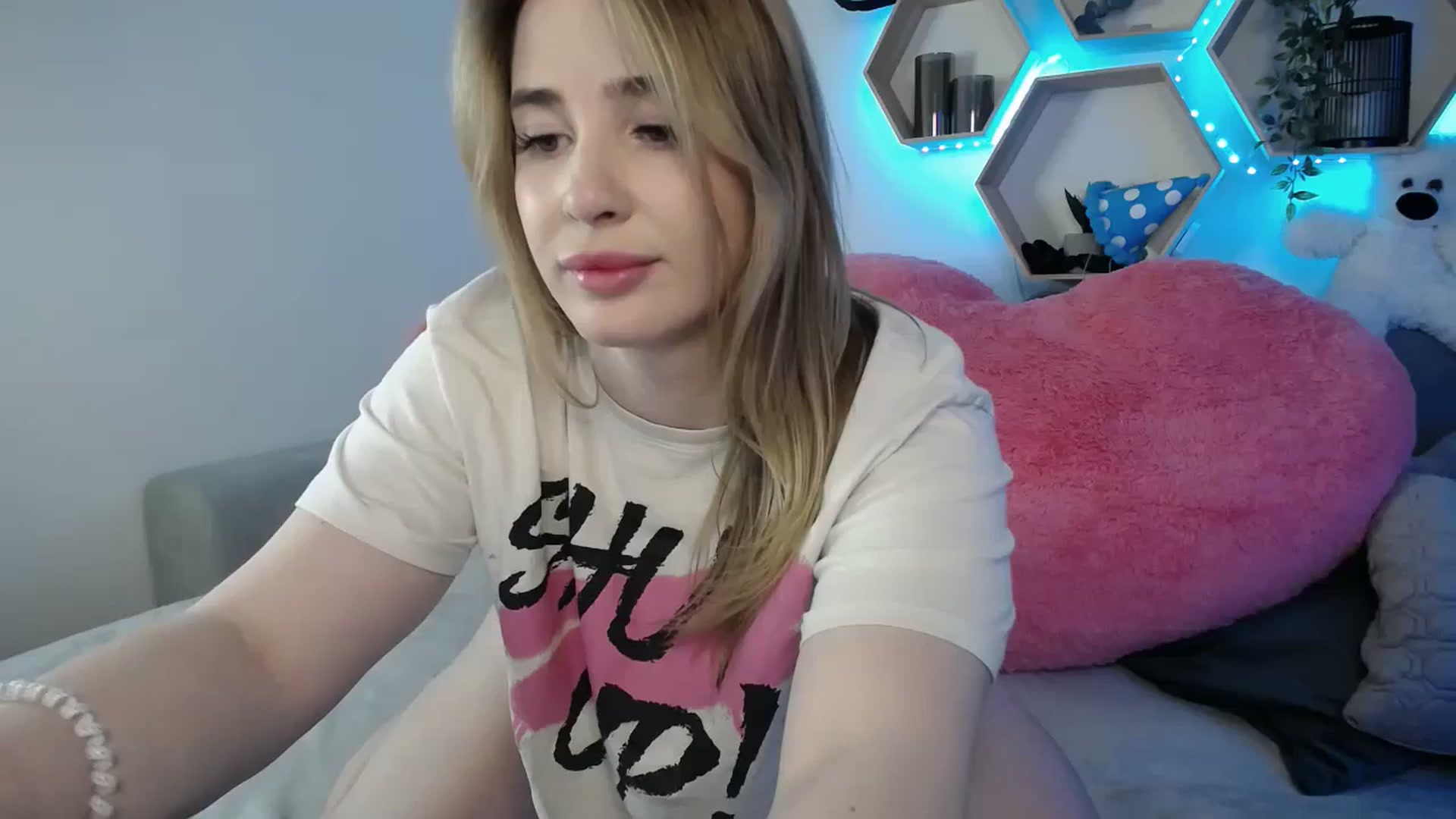 Gallery image thumbnail from SabrinaViolet's myfreecams stream on, 03/24/2025, 14:32 image 1 of 20