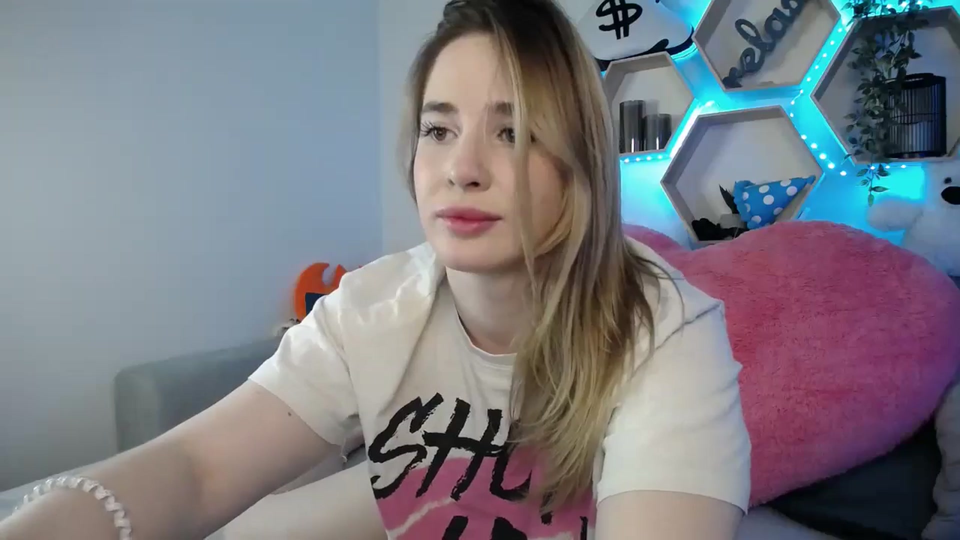 Gallery image thumbnail from SabrinaViolet's myfreecams stream on, 03/24/2025, 14:32 image 3 of 20