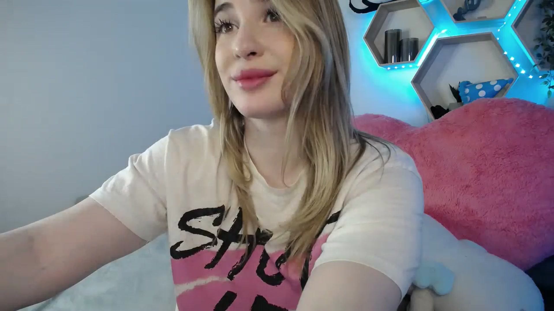 Gallery image thumbnail from SabrinaViolet's myfreecams stream on, 03/24/2025, 14:32 image 16 of 20