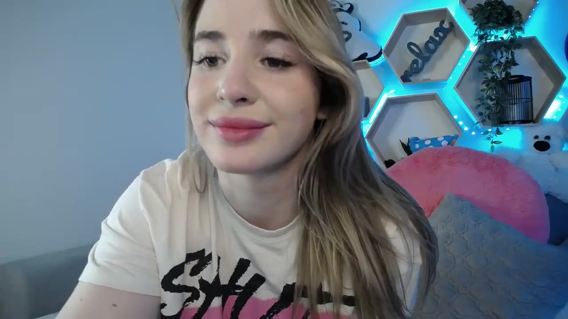 Gallery image thumbnail from SabrinaViolet's myfreecams stream on, 03/24/2025, 14:48 image 18 of 20