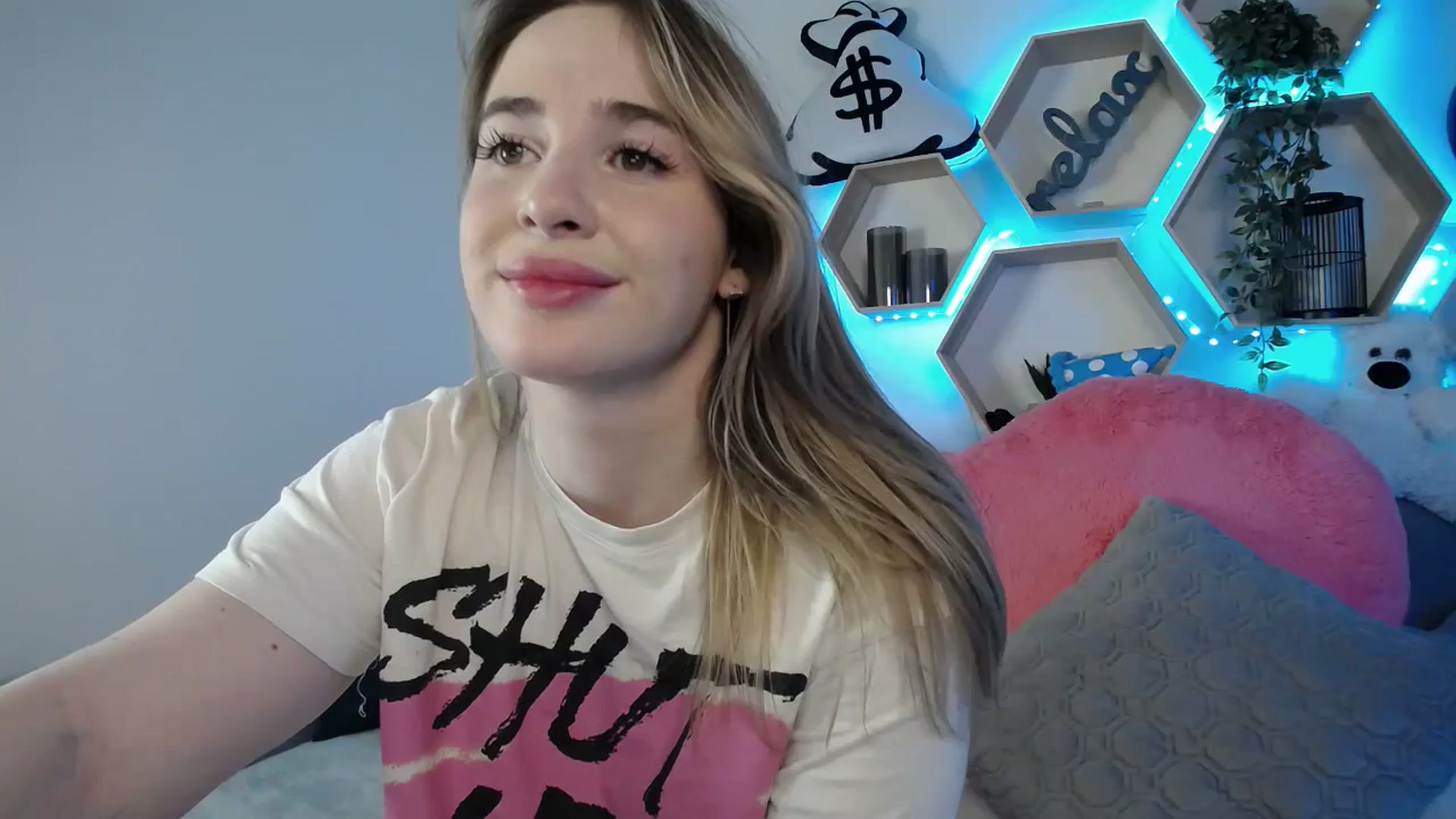 Gallery image thumbnail from SabrinaViolet's myfreecams stream on, 03/24/2025, 14:48 image 17 of 20