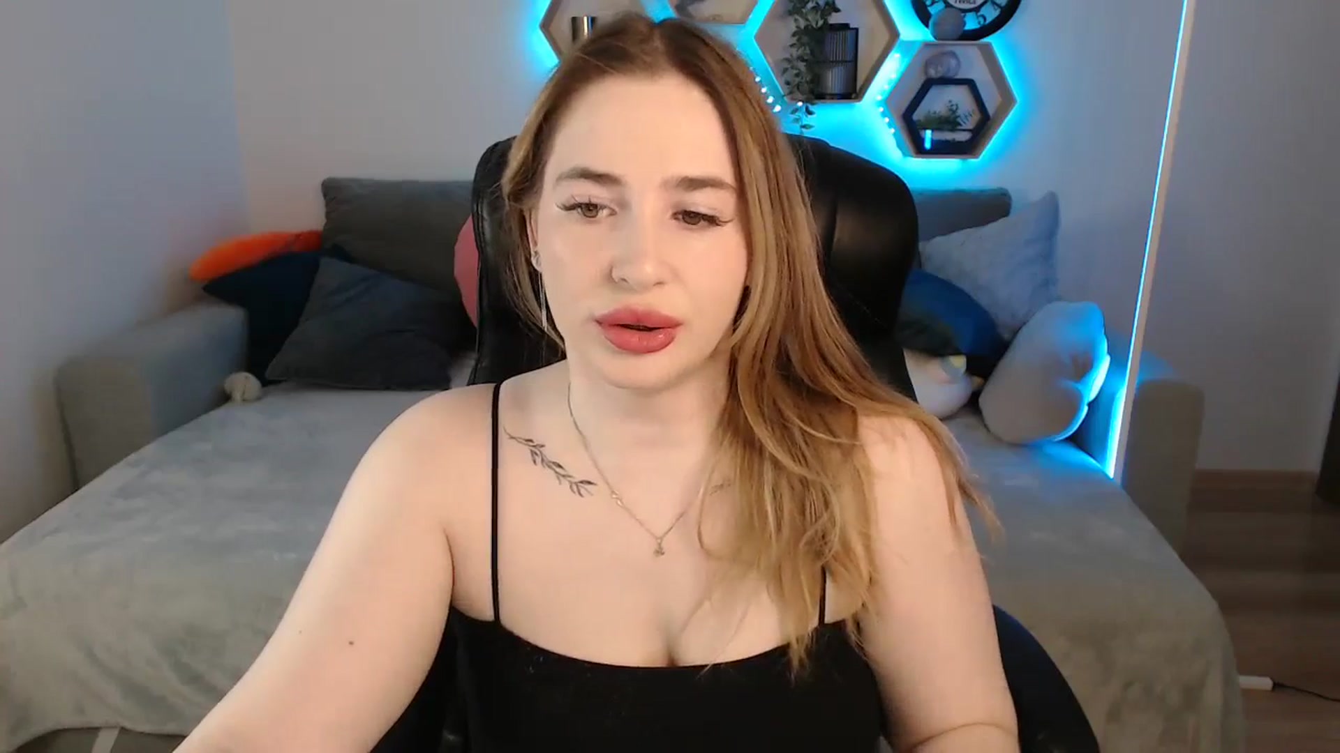 Gallery image thumbnail from SabrinaViolet's myfreecams stream on, 03/29/2025, 09:49 image 13 of 20