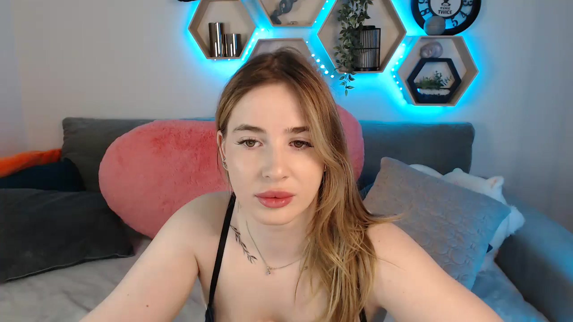 Gallery image thumbnail from SabrinaViolet's myfreecams stream on, 03/30/2025, 09:58 image 3 of 20