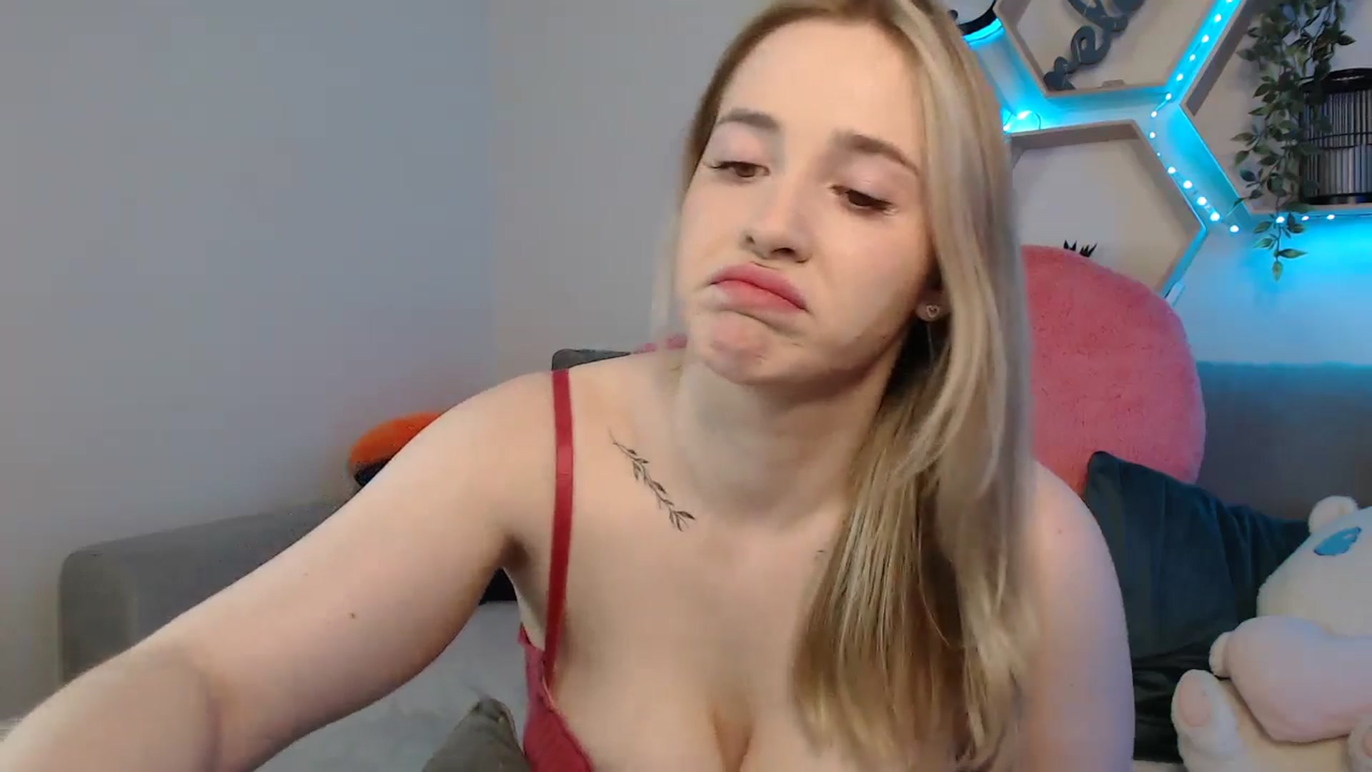 Gallery image thumbnail from SabrinaViolet's myfreecams stream on, 04/20/2025, 10:47 image 10 of 20