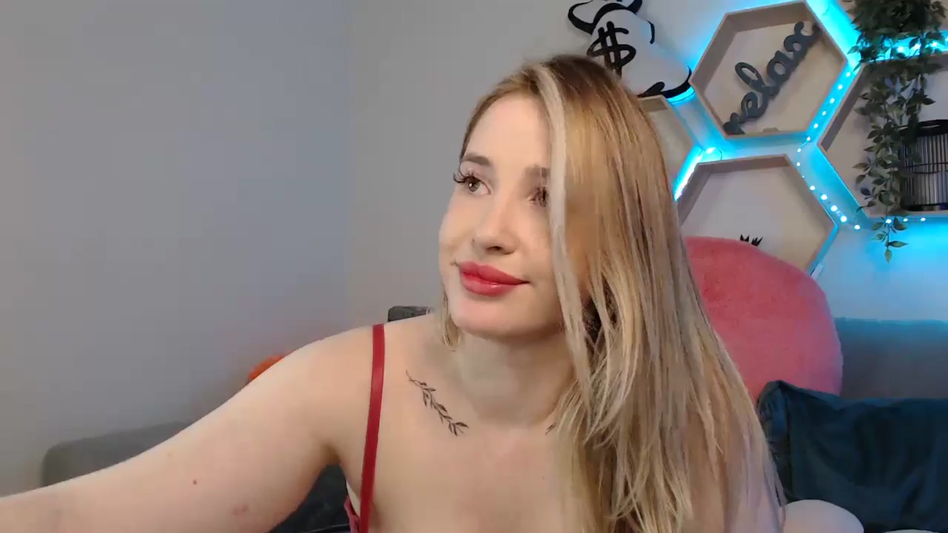 Gallery image thumbnail from SabrinaViolet's myfreecams stream on, 04/20/2025, 13:09 image 4 of 20