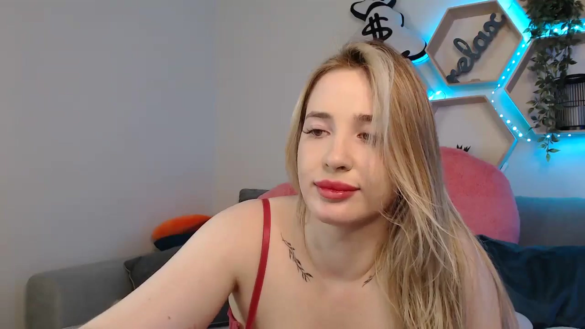 Gallery image thumbnail from SabrinaViolet's myfreecams stream on, 04/20/2025, 13:09 image 7 of 20