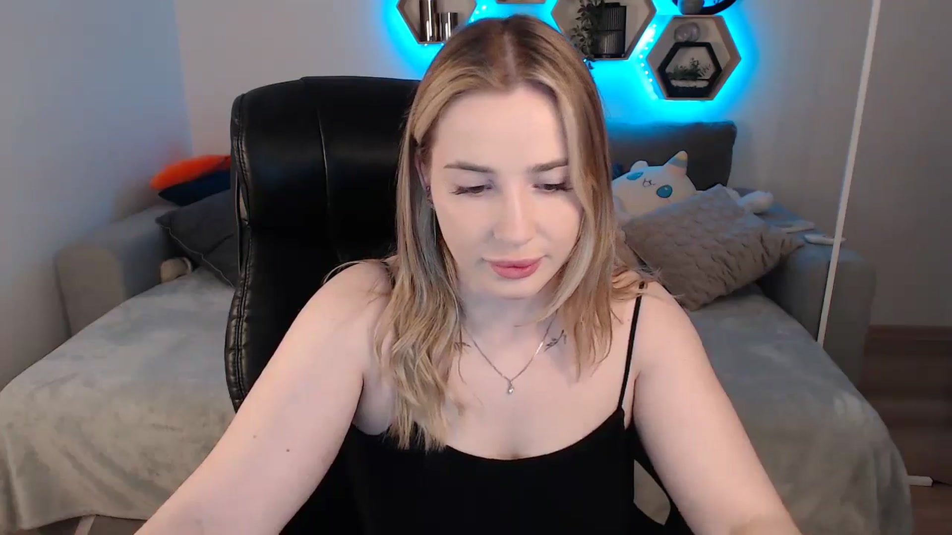 Gallery image thumbnail from SabrinaViolet's myfreecams stream on, 04/21/2025, 09:01 image 18 of 20
