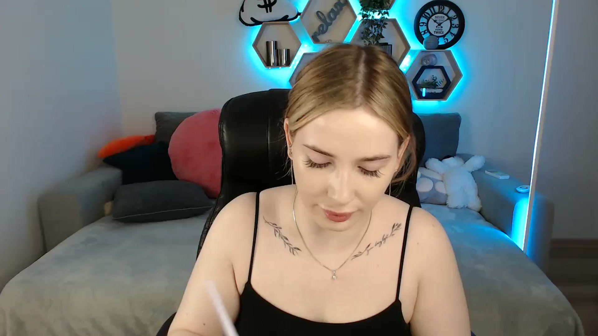 Gallery image thumbnail from SabrinaViolet's myfreecams stream on, 04/22/2025, 09:23 image 1 of 20